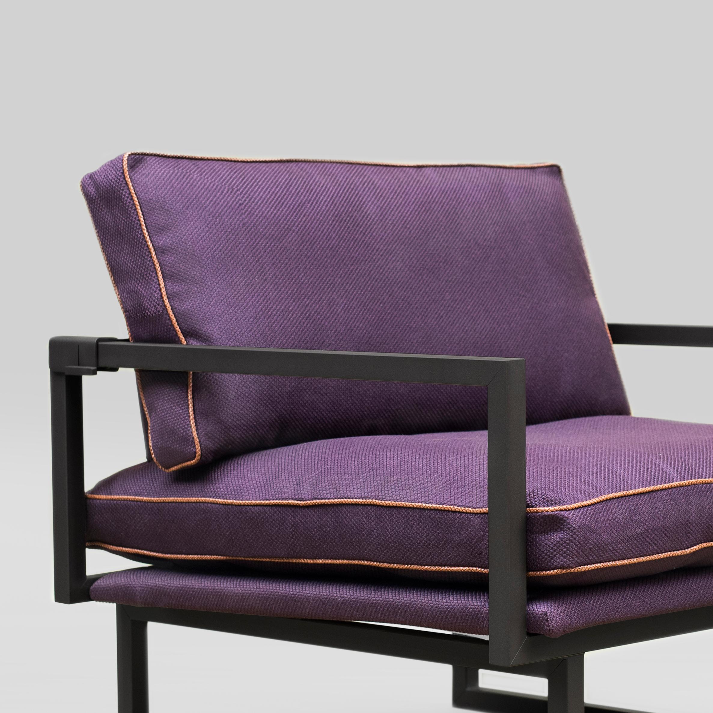 Armchair designed by Peter Ghyczy.
Manufactured by Ghyczy (Netherlands)

Frame Ristretto
Fabric V/11 (Q4)
Piping D ‘own color’

Dimensions:
L 86 x W 90 x SH 41 


This sofa has an airy and light weight architectural construction. The GP01