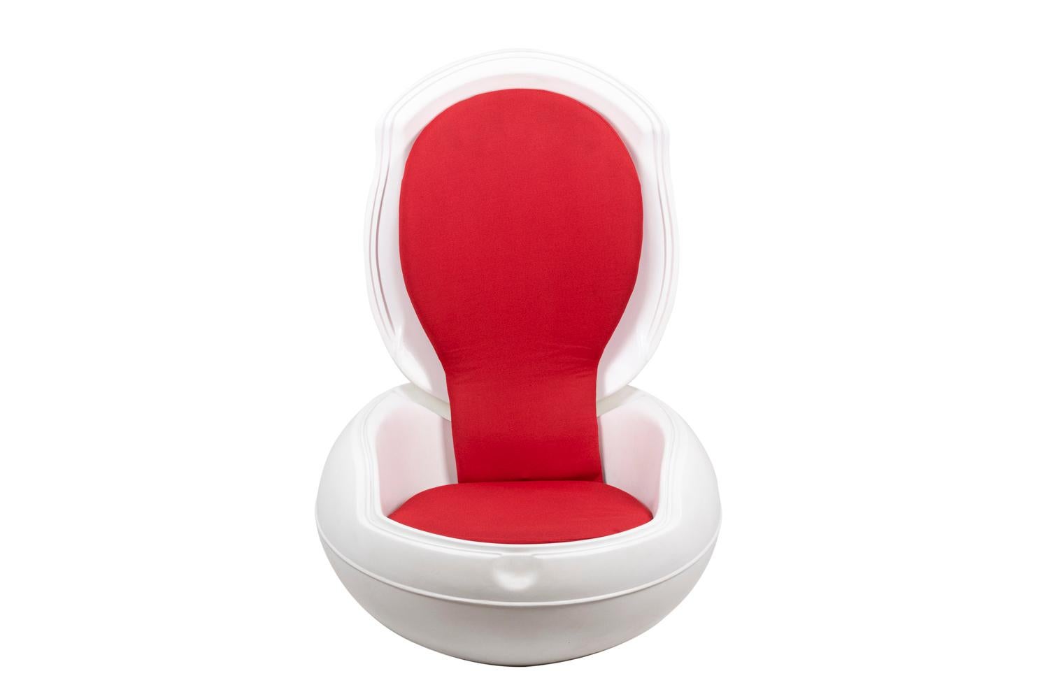 Peter Ghyczy, attributed to.
Egg chair in white fiberglass with a copper that opens to become the back. Interior garnishes with foam covered with a red synthetic fabric.

Chair produced from 1968 par the East German company VEB Synthesewerk and