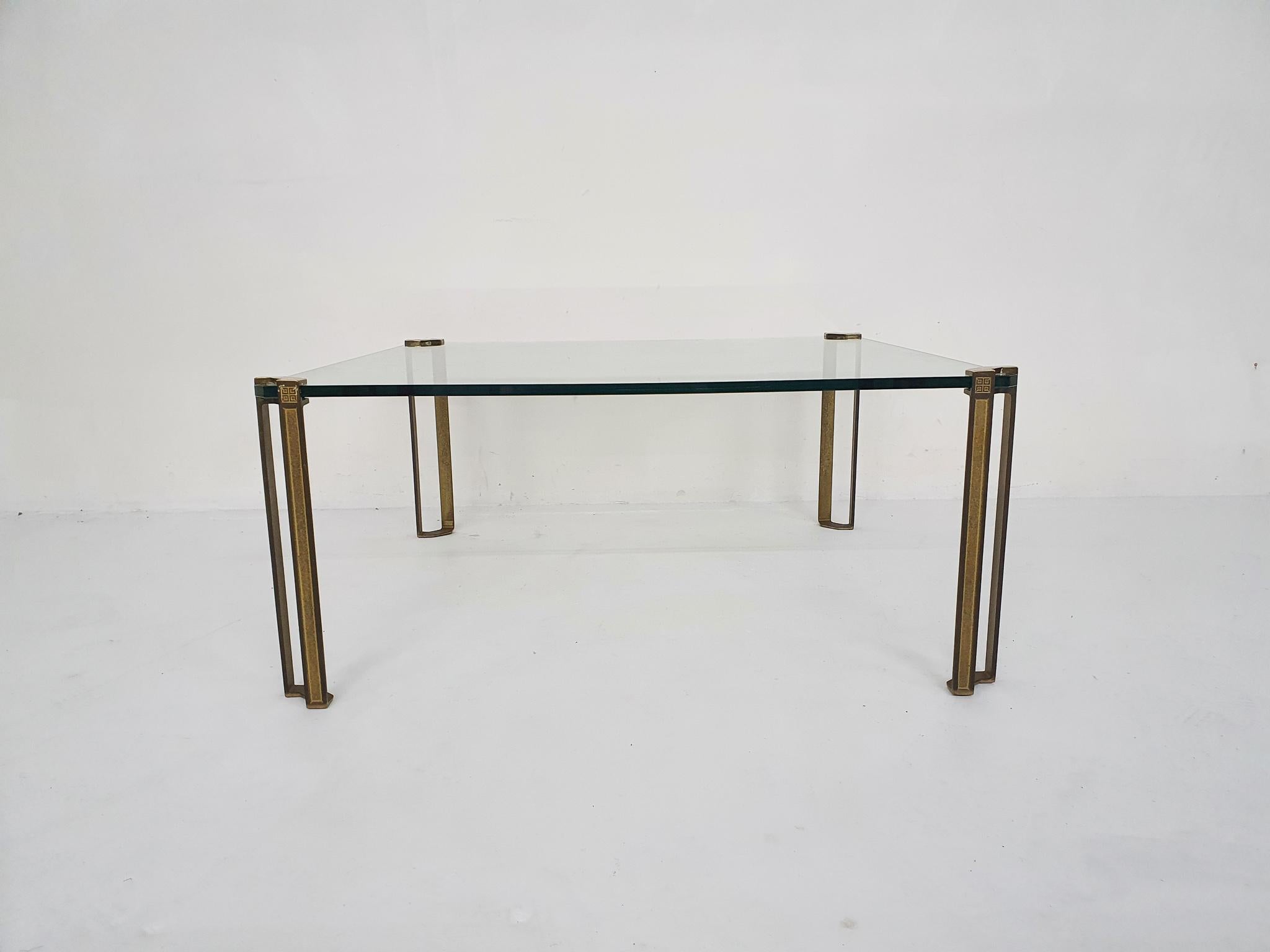 Mid-Century Modern Table basse carrée en laiton et verre Peter Ghyczy pour Ghyczy, années 1970 en vente