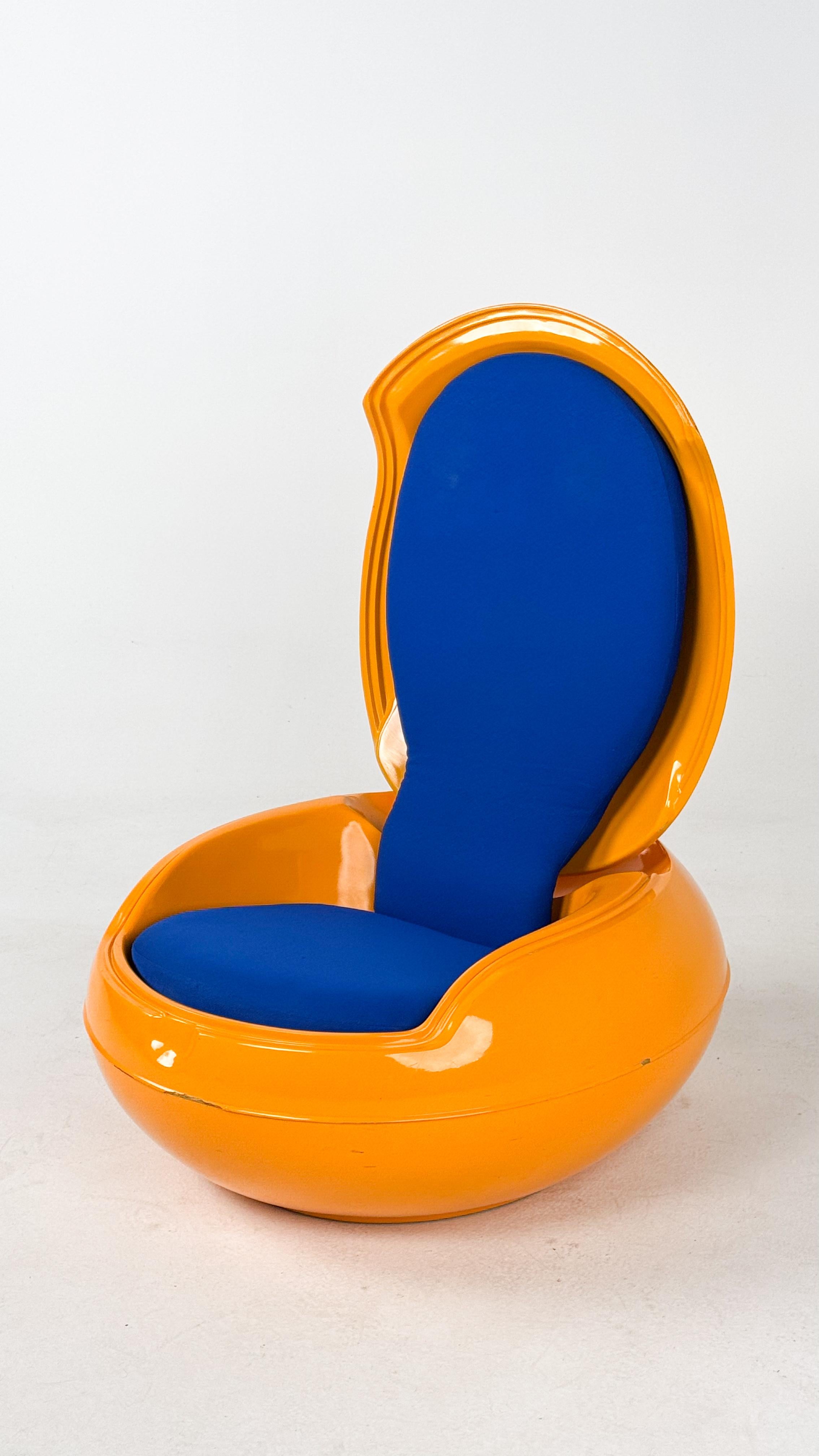 The Garden Egg Chair, designed by Peter Ghyczy in 1968, is one of the most iconic pieces of futuristic design from the second half of the 20th century. Its innovative shell-like form and unique opening mechanism make it not only visually striking