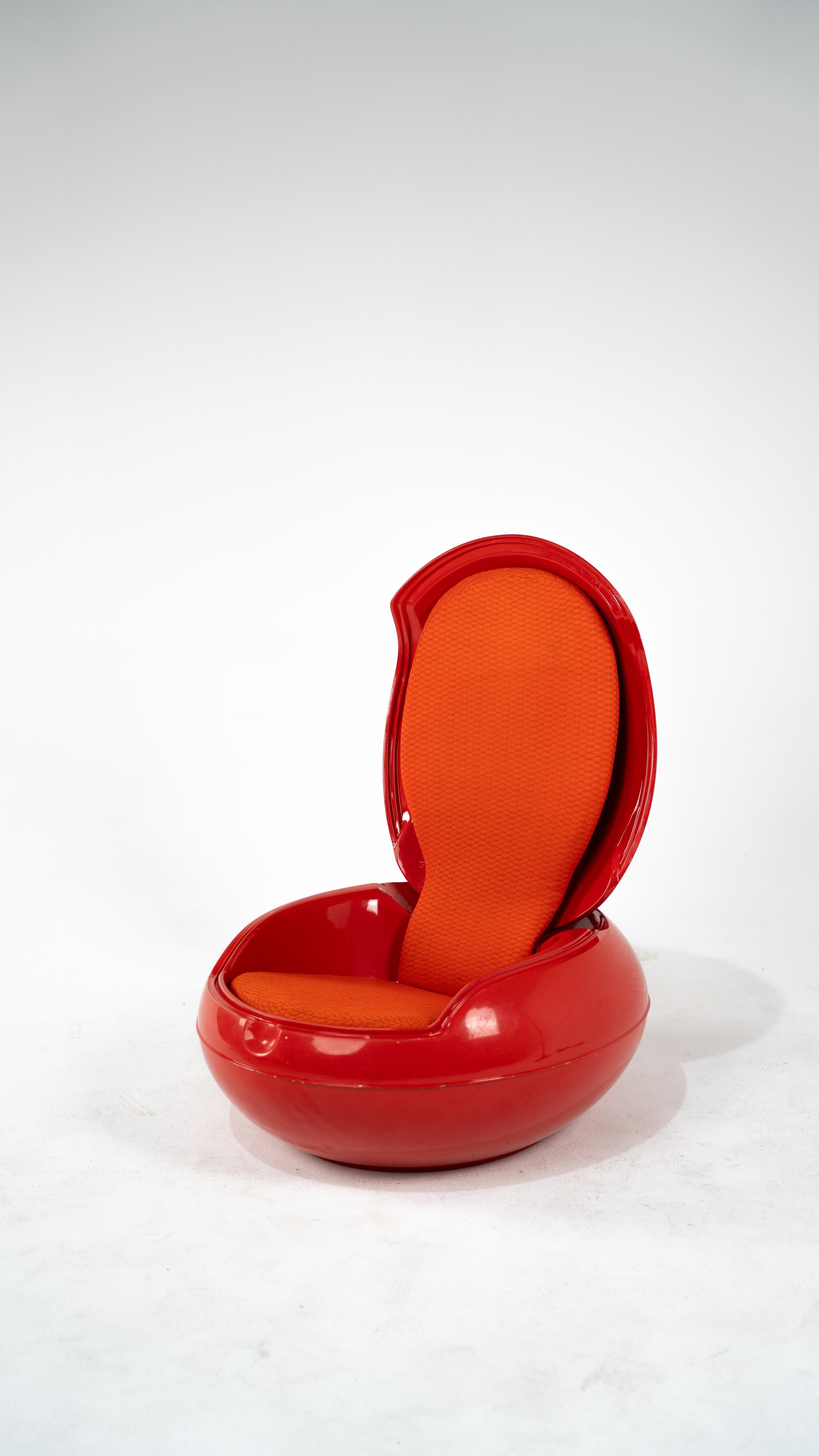 La chaise de jardin en forme d'œuf, conçue par Peters/One en 1968, est l'une des pièces les plus significatives du design futuriste de la seconde moitié du XXe siècle. Sa forme de coque innovante et son mécanisme d'ouverture unique lui confèrent non
