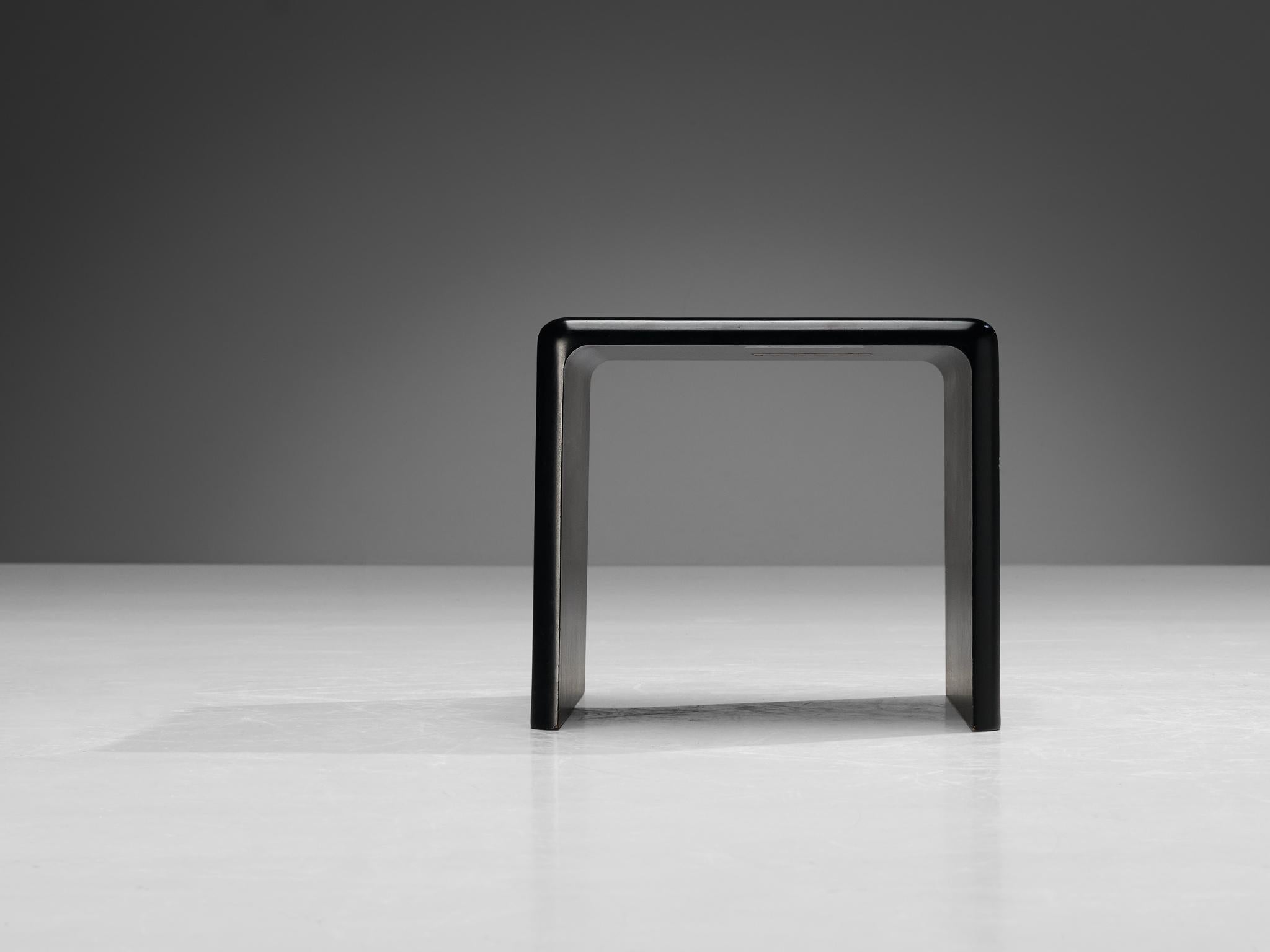 Postmoderne Table d'appoint en fibre de verre noire Peter Ghyczy pour Horn Collection  en vente