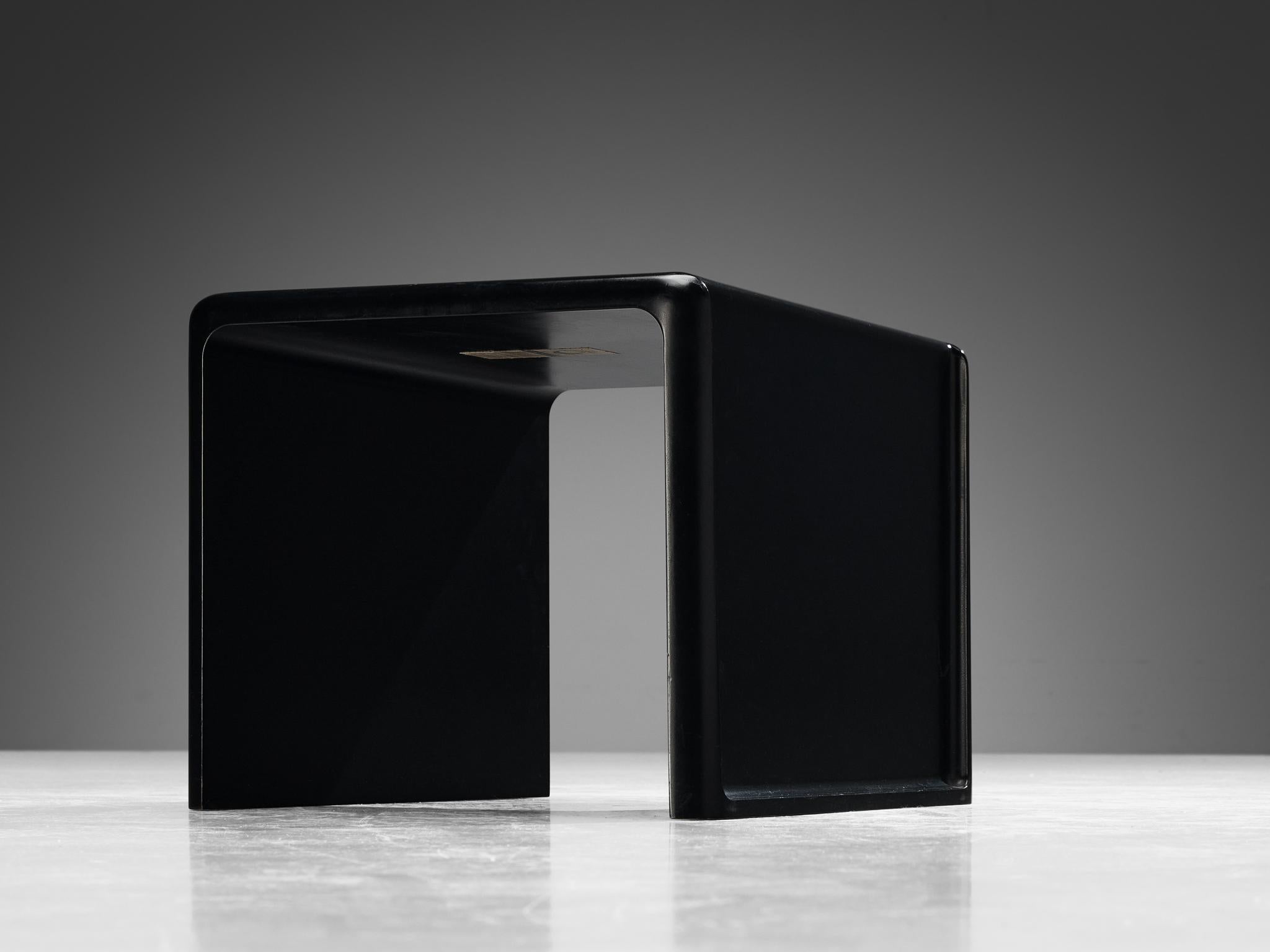 Fibre de verre Table d'appoint en fibre de verre noire Peter Ghyczy pour Horn Collection  en vente
