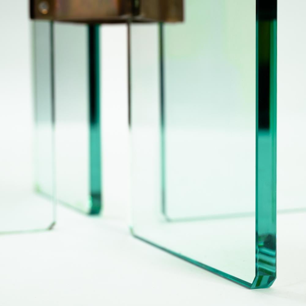 Cette magnifique table basse au design original, en verre épais, a été conçue par Peters/One et fabriquée par Ghyczy dans les années 1970. Il s'agit d'un modèle rectangulaire XL de la série t15 de haute qualité et dans son style caractéristique : un