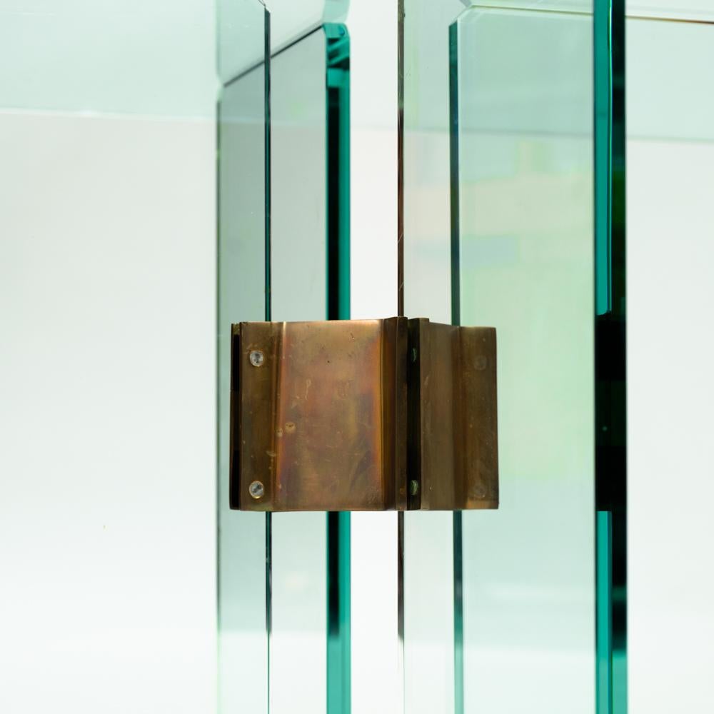 Mid-Century Modern  Table basse rectangulaire en verre et bronze Peter Ghyczy en vente
