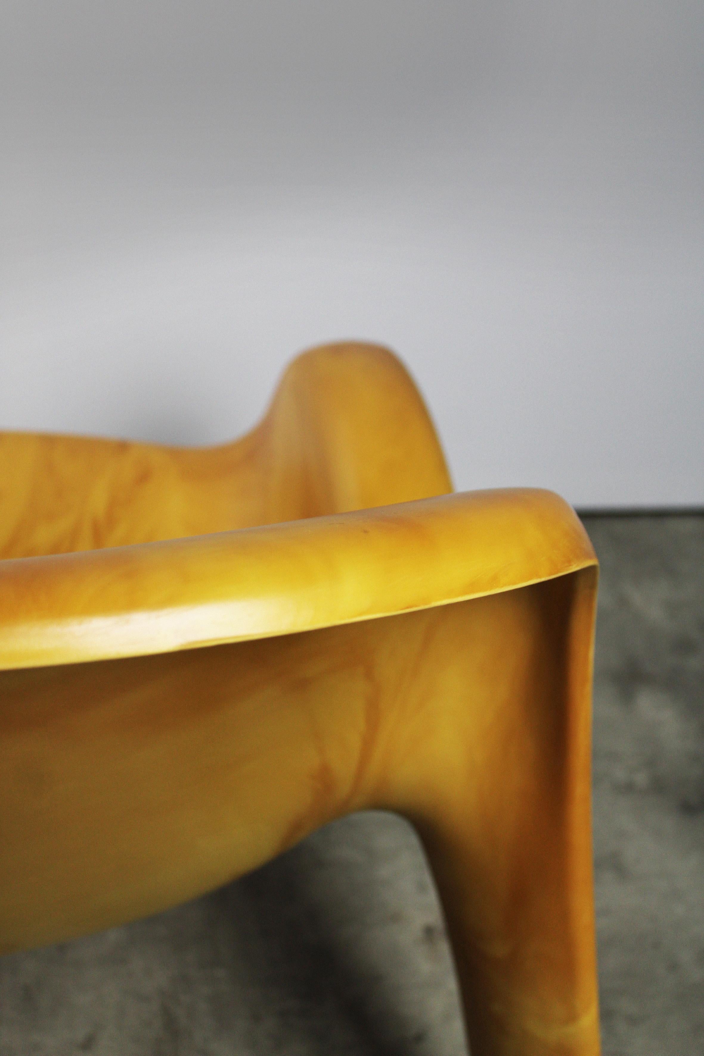 Plastique Chaise longue en polyuréthane jaune ocre de l'ère spatiale Peter Ghyczy GN2, 1970 en vente