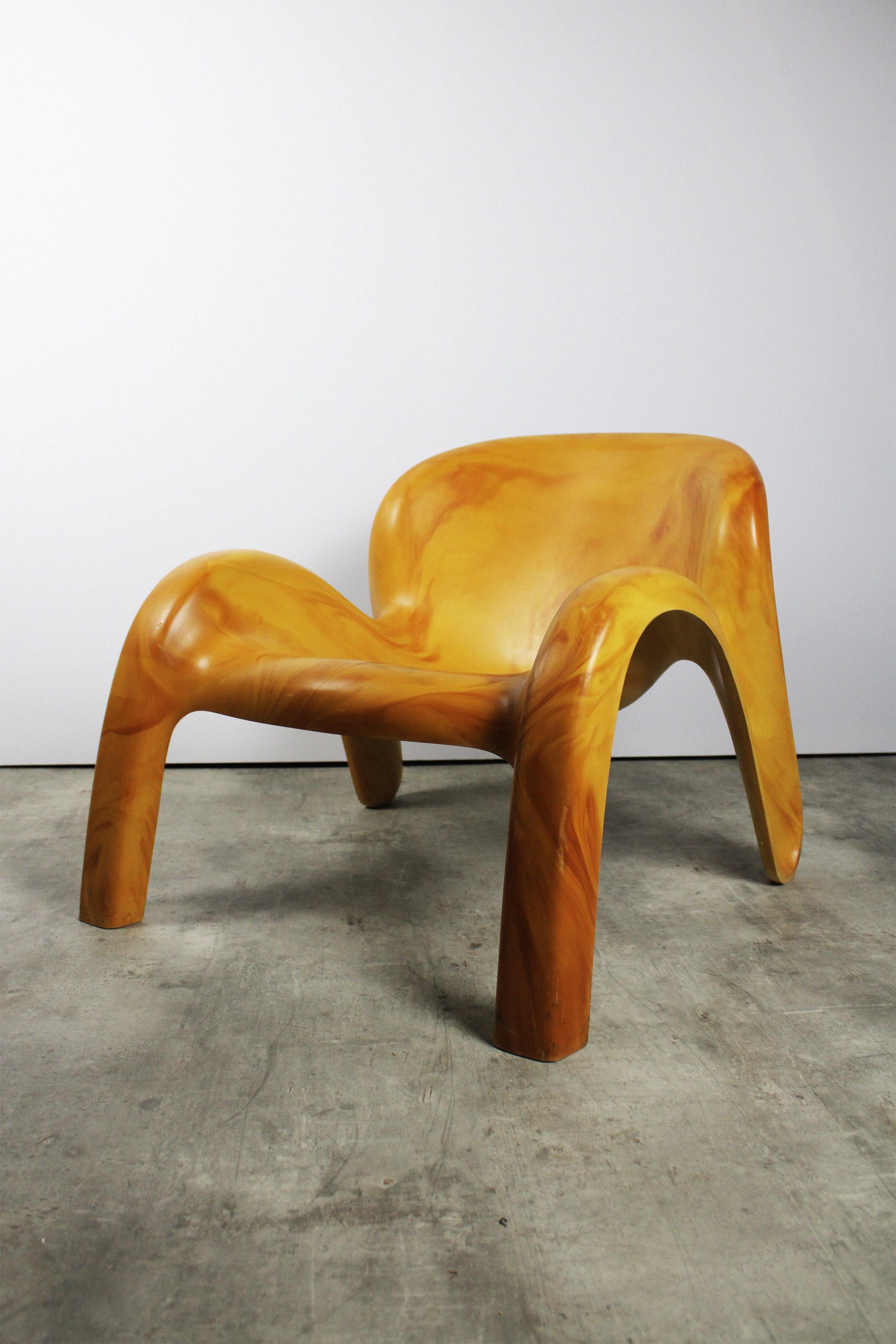 Cette chaise de jardin GN2 est l'une des pièces les plus appréciées de Peter Ghyczy. Cette variante en jaune ocre est une pièce qui n'a été fabriquée qu'à quelques exemplaires et qui n'est plus disponible nulle part. La chaise a été conçue en 1970