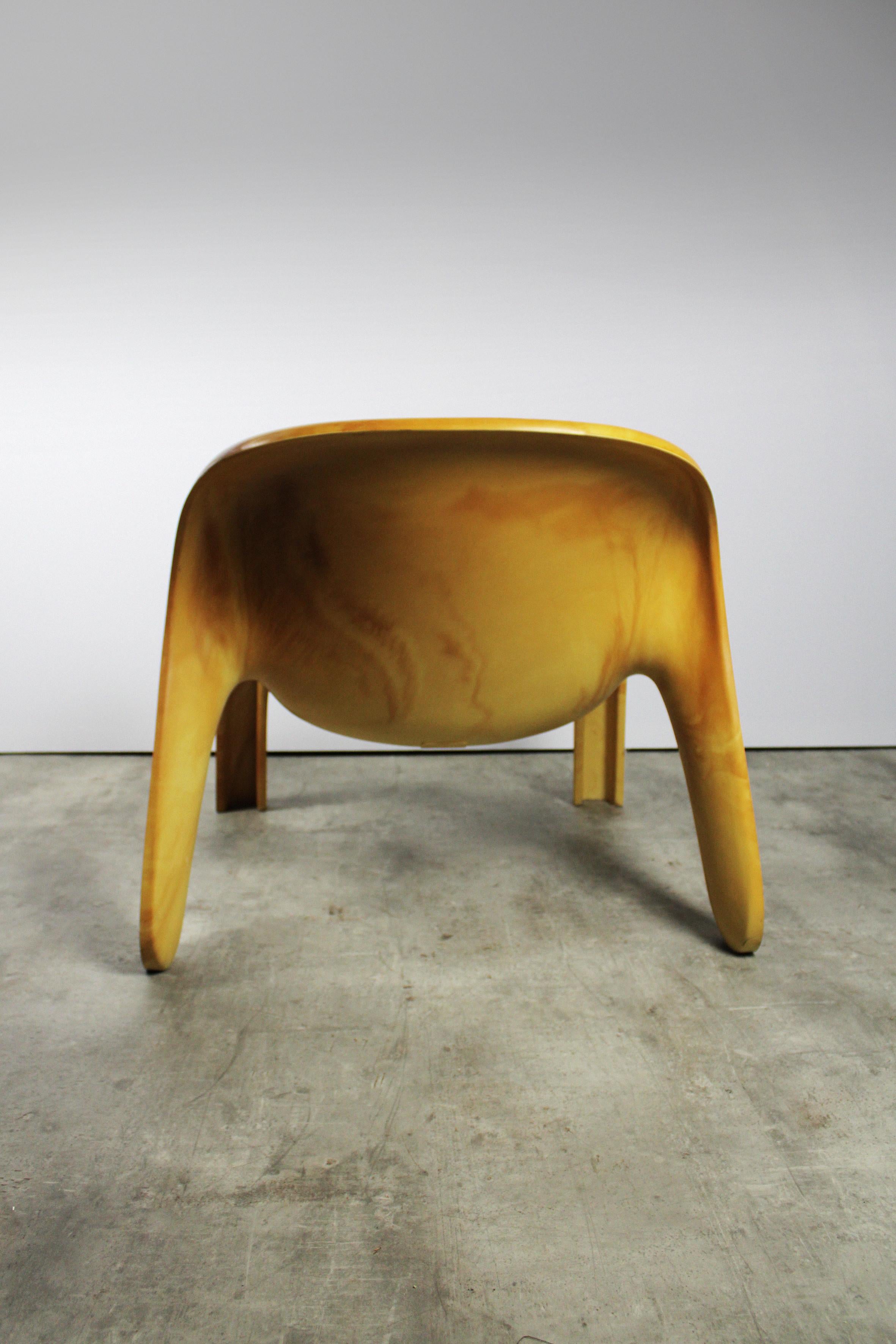 Moulé Chaise longue en polyuréthane jaune ocre de l'ère spatiale Peter Ghyczy GN2, 1970 en vente