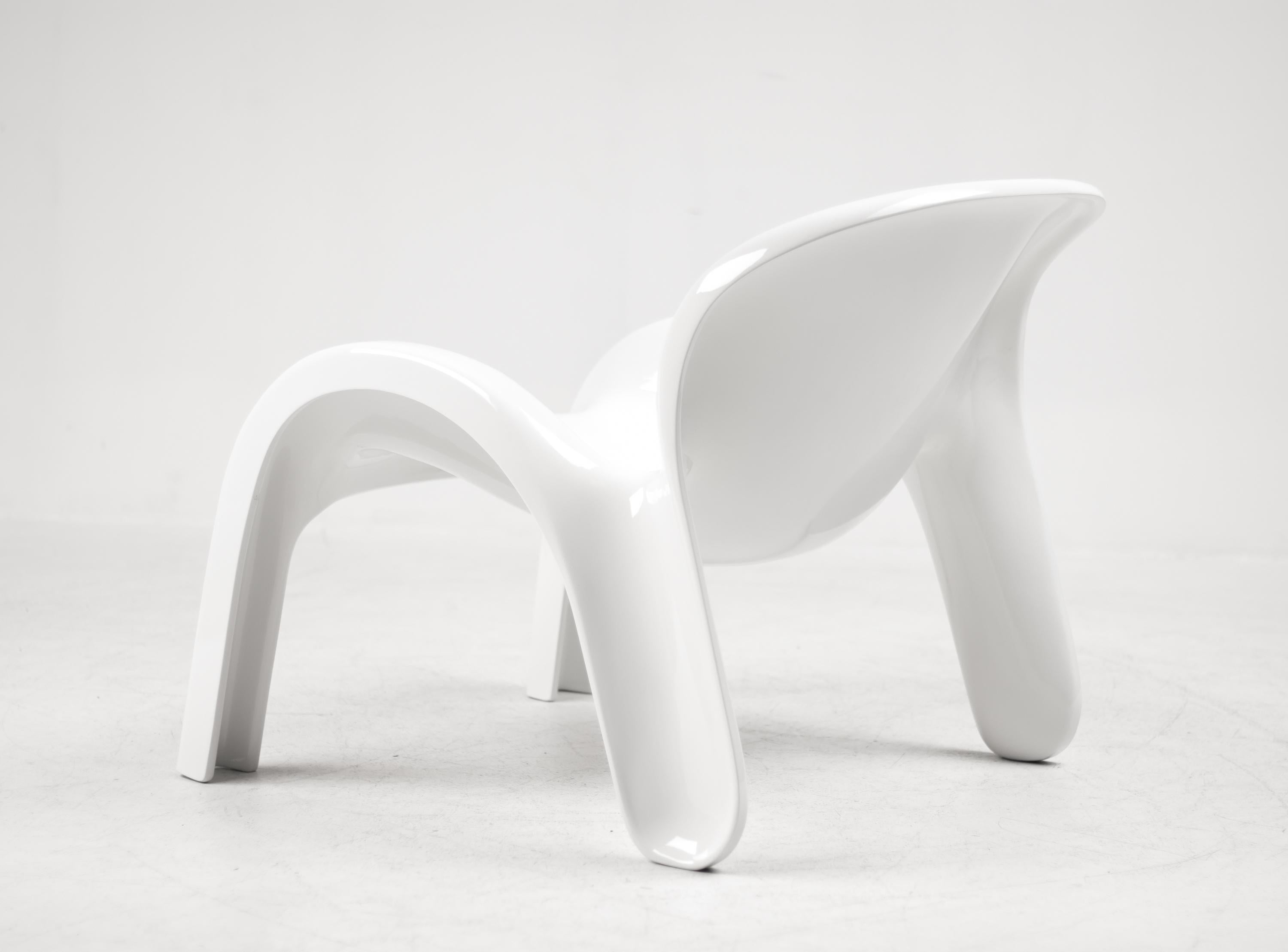 GN2 moulded fiberglass lounge chair designed by Peter Ghyczy for Reuter's Form and life collection, Germany, 1970.
This sculptural chair provides comfortable seating and is suitable for outdoor use.
Excellent condition!