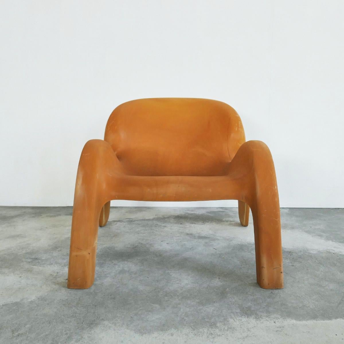 Peter Ghyczy GN2 vintage ocher yellow lounge chair. Late 20th century.

Beautiful vintage design lounge chair by Peter Ghyczy. A great space-age design in moulded polyurethane, for both outside and inside use.

The faded and patinated orange