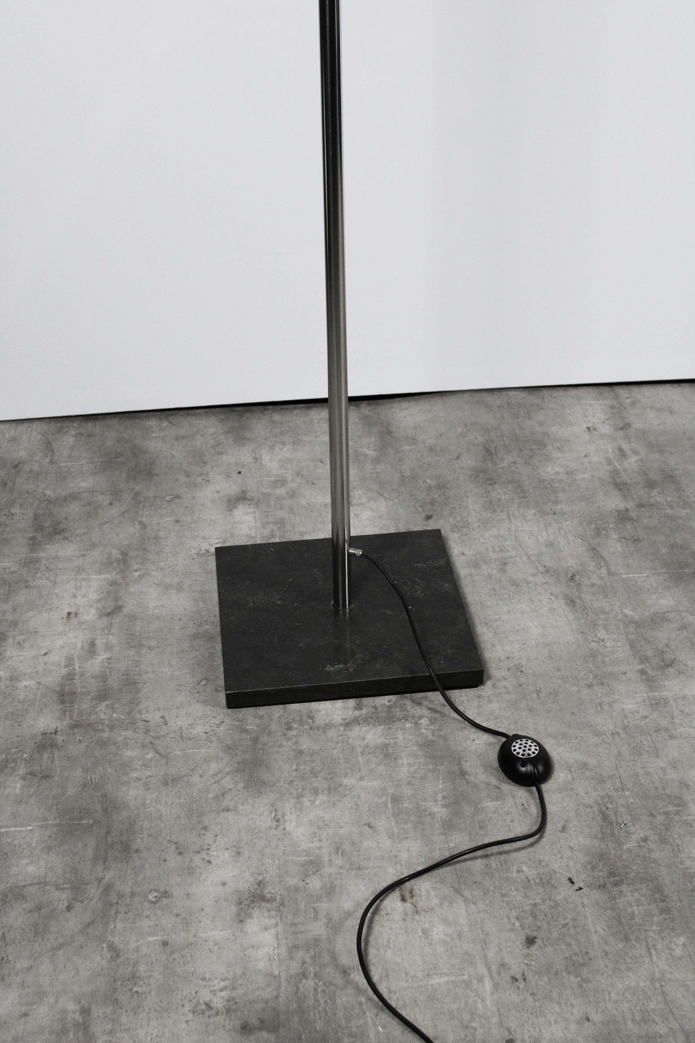 Große seltene Stehlampe in Violett von Peter Ghyczy, 20. Jahrhundert, Moderne Niederlande im Angebot 5