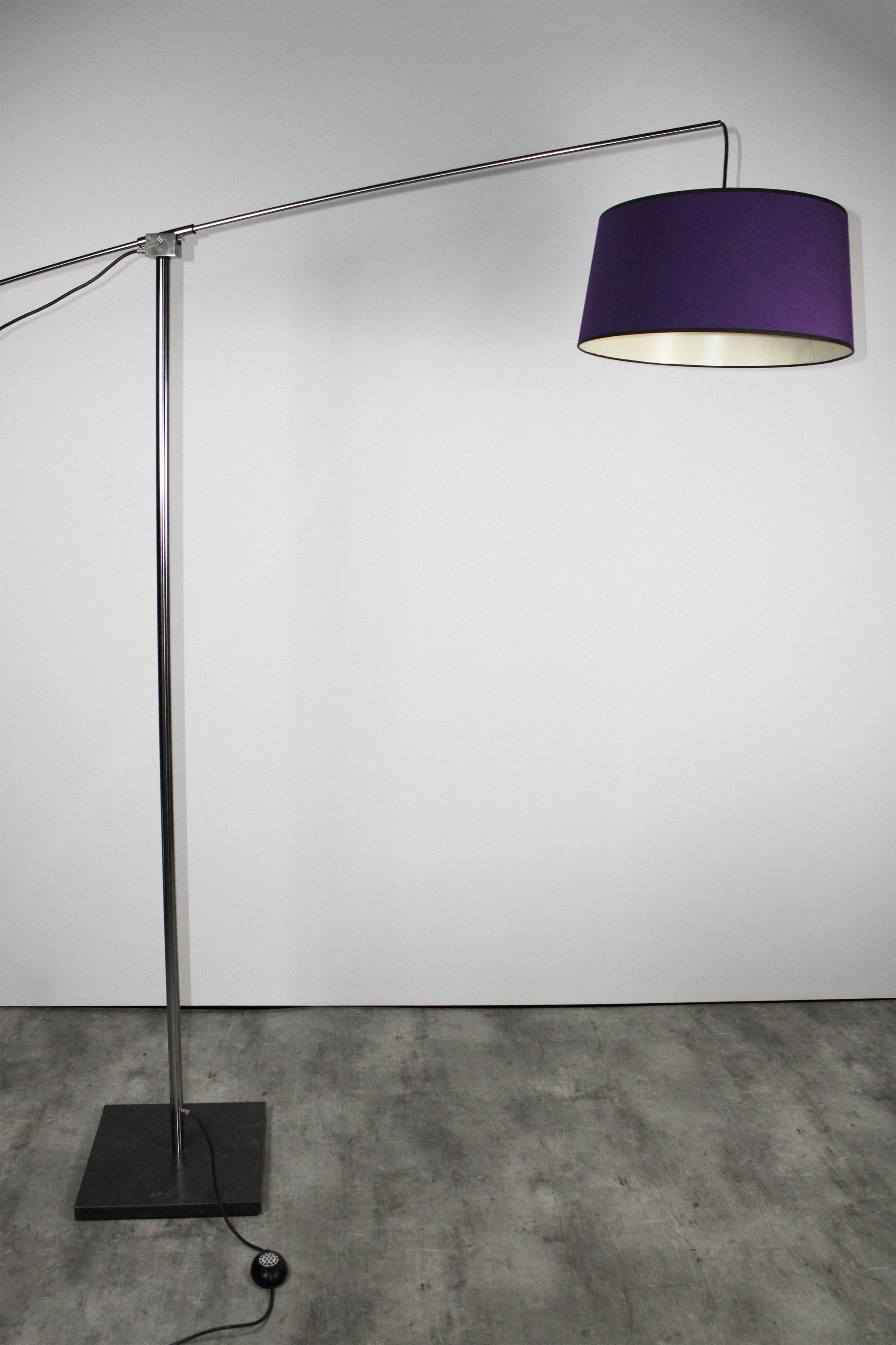 Mid-Century Modern Peter Ghyczy grand lampadaire rare violet 20ème siècle moderne Pays-Bas en vente