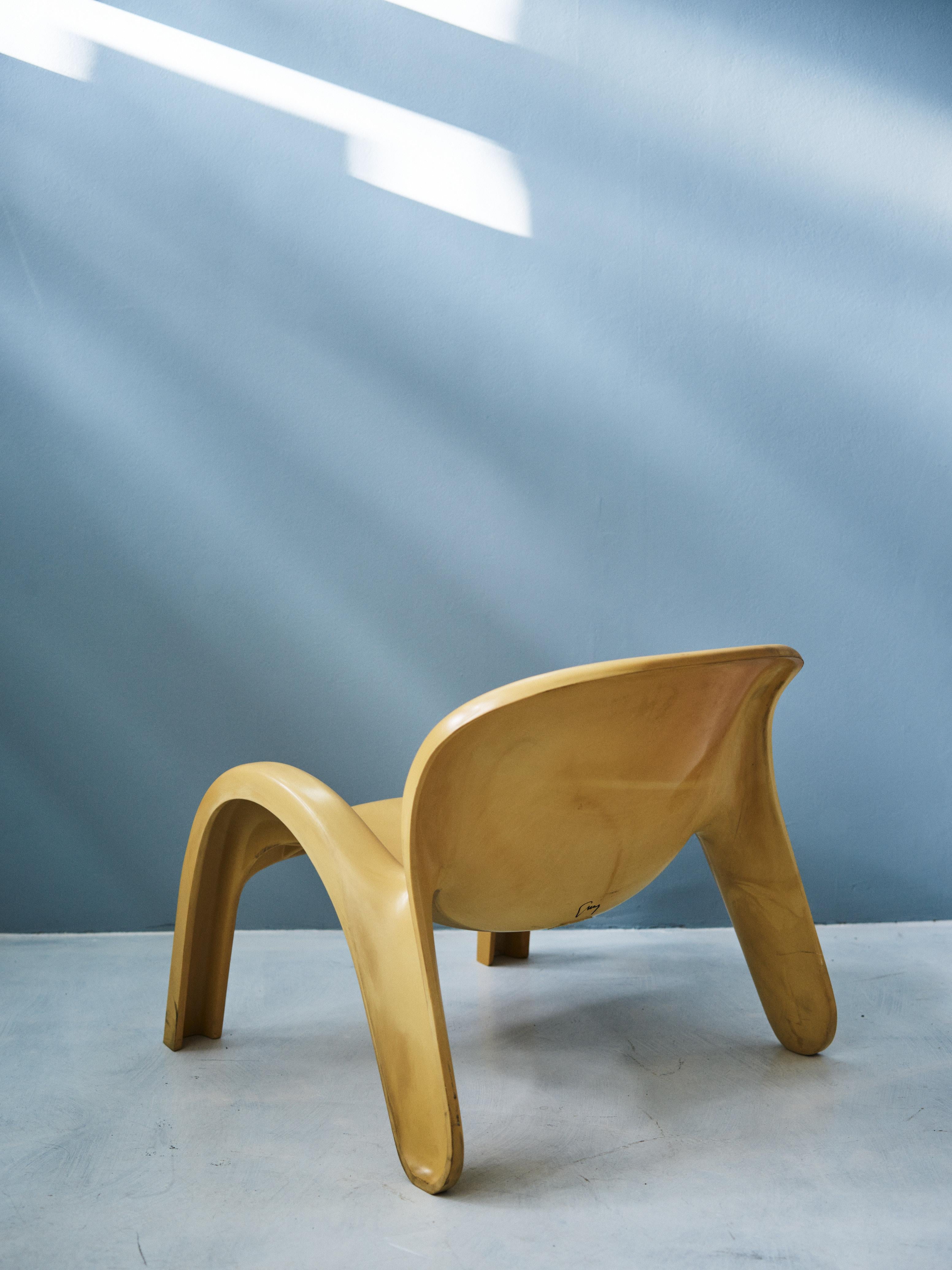 This late 20th century garden chair is one of Peter Ghyczy's most acclaimed design pieces as he designed and produced the collectable chair in 1969, using only polyurethane. The chair features a striking dynamic design, that resembles sand-coloured