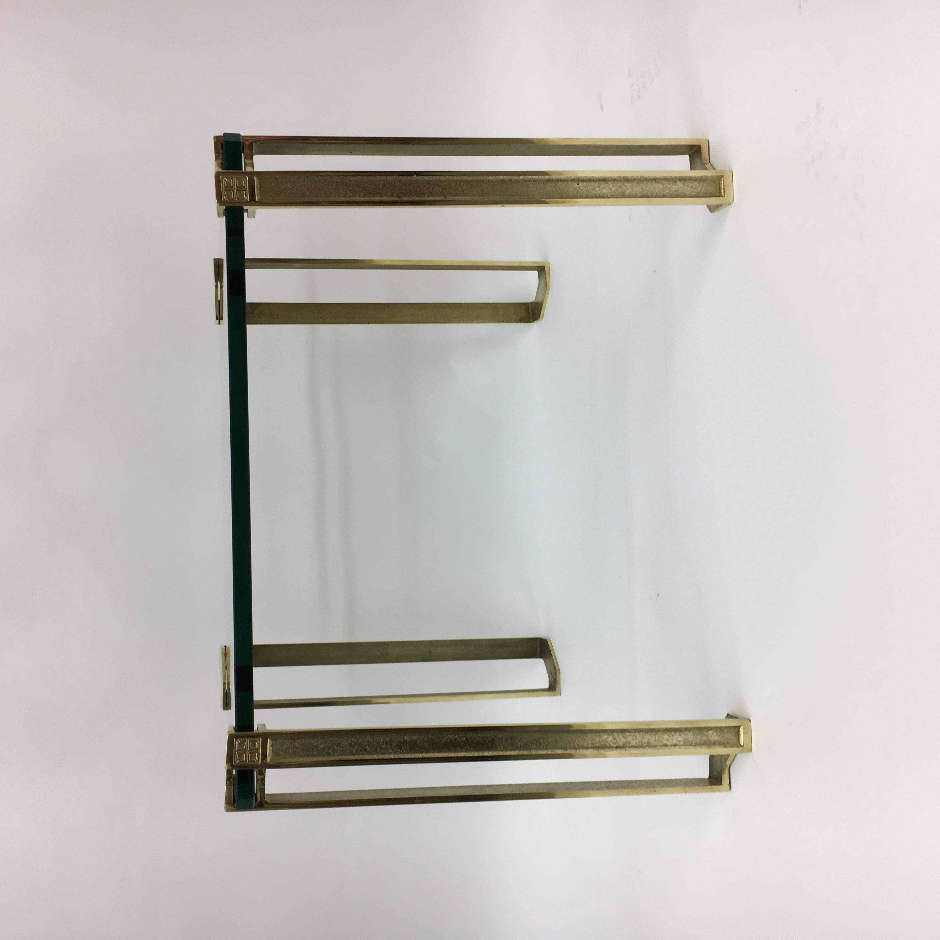 Peter Ghyczy Beistelltisch, 1970er Jahre

Abmessungen: 57cm B T , 45cm H
Zustand: Gut. Das Messing hat einige Patina siehe Bilder
MATERIAL: Glas, Messing
Designer Peter Ghyczy