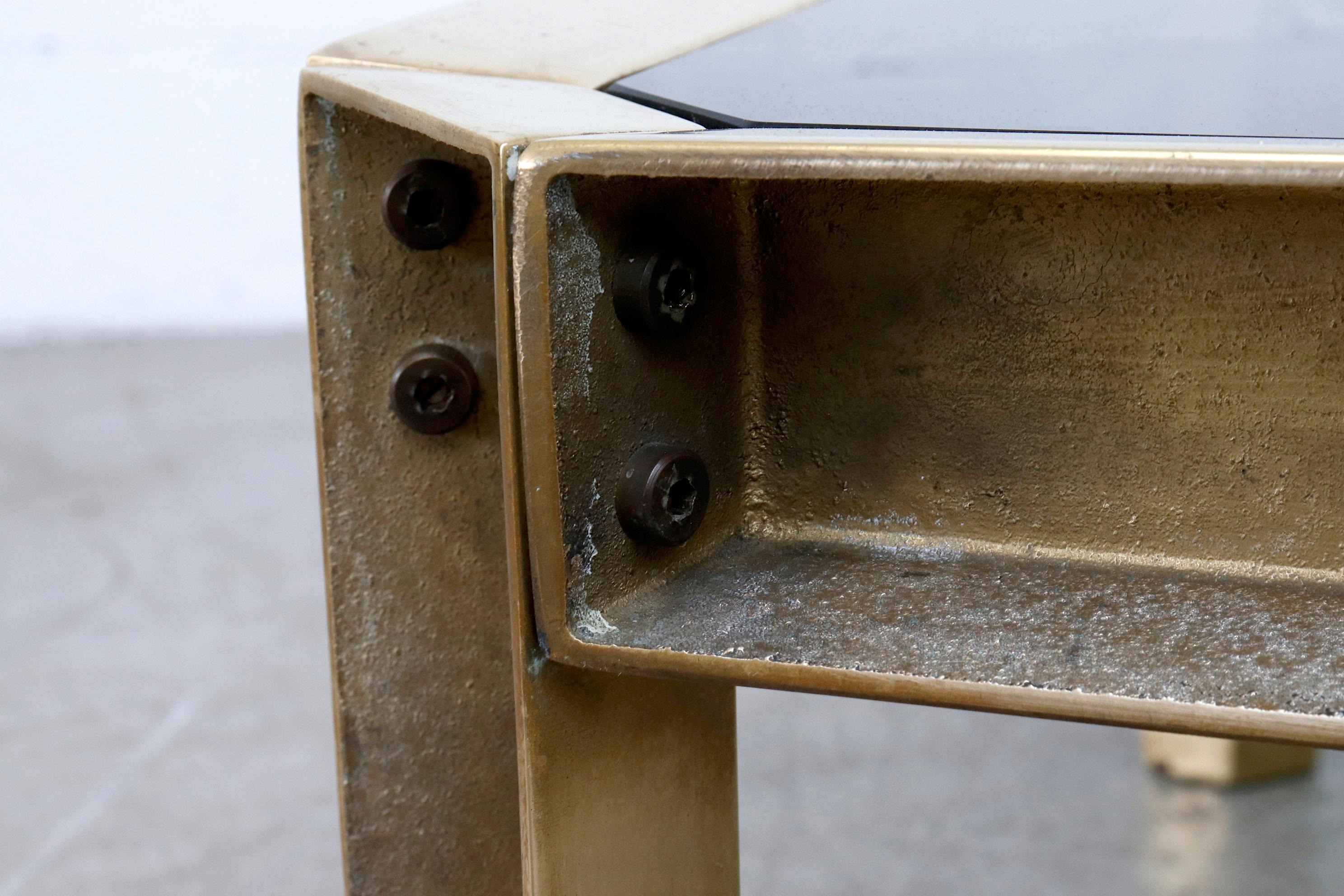 Table basse Peter Ghyczy en verre fumé et laiton brut en vente 3