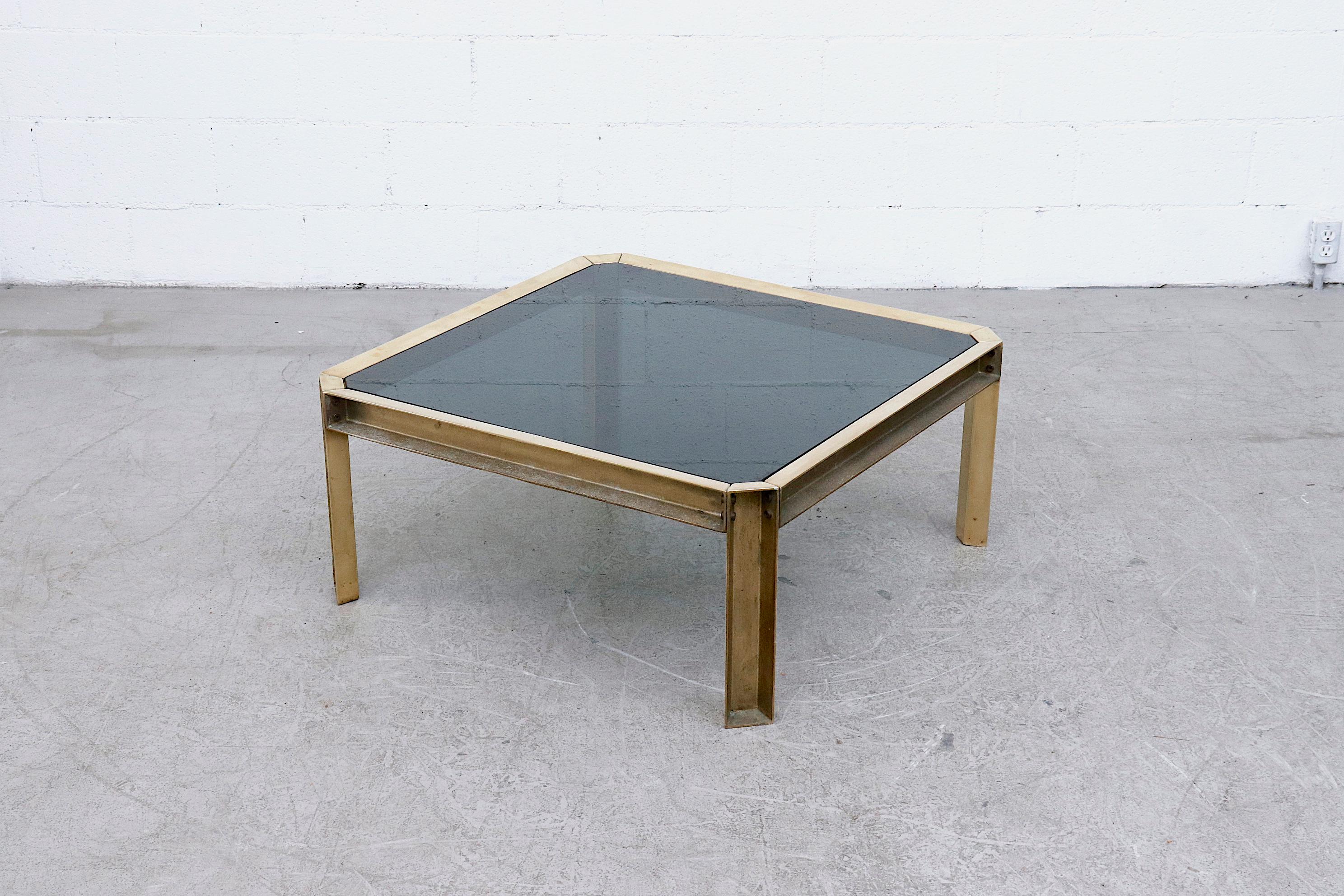 Néerlandais Table basse Peter Ghyczy en verre fumé et laiton brut en vente