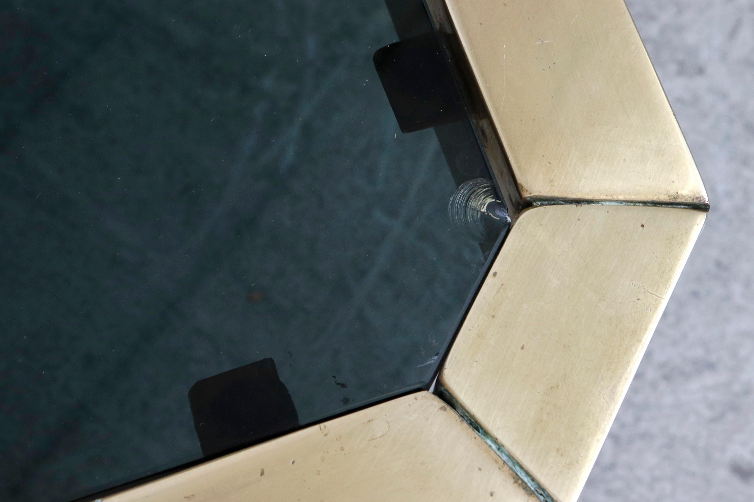 Milieu du XXe siècle Table basse du milieu du siècle dernier Peter Ghyczy en verre fumé et laiton brut en vente