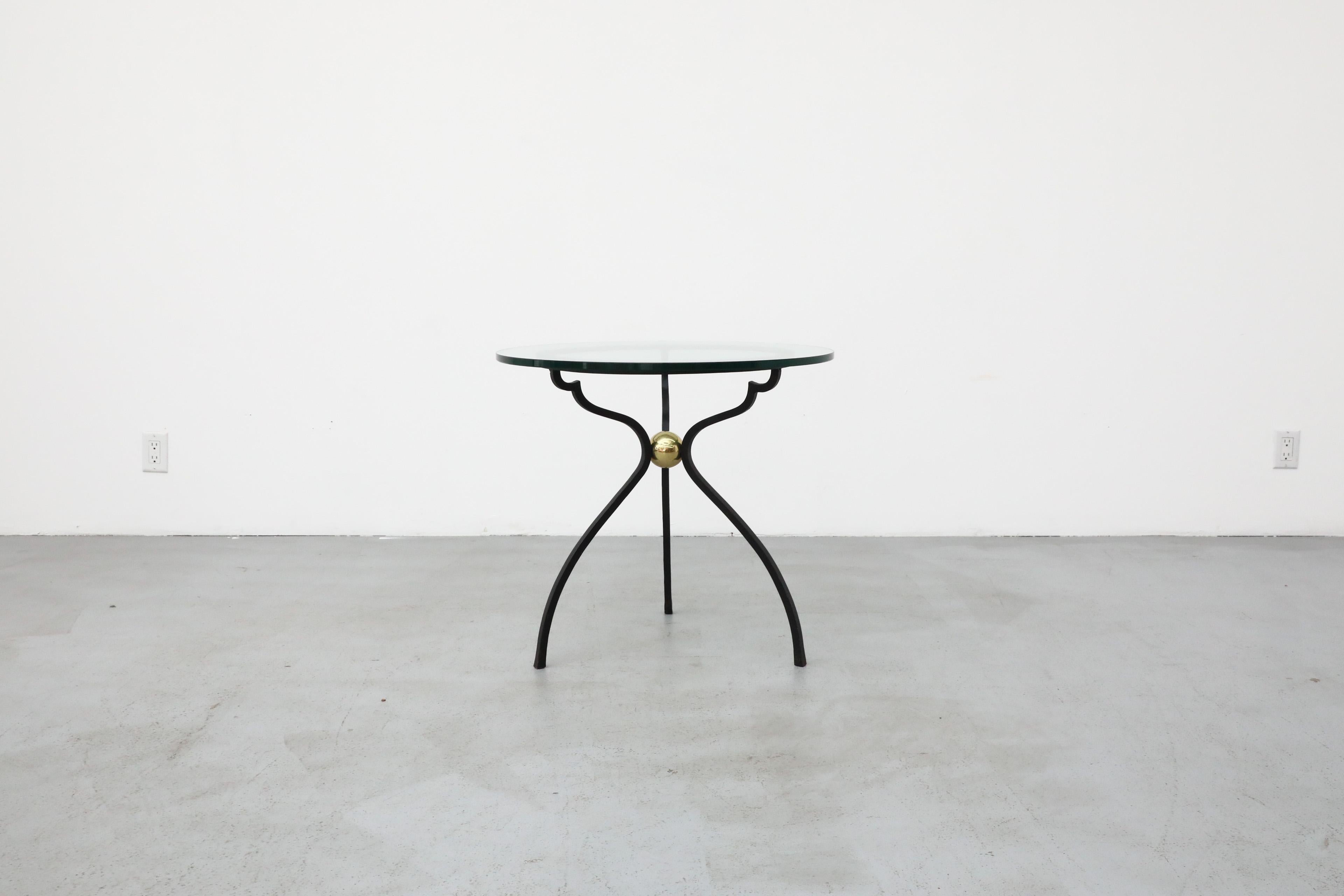 Mesa auxiliar Spider de Peter Ghyczy. Este diseño inusual y elegante tiene una base de acero ennegrecido con un gran orbe de acero chapado en latón en el centro y una tapa redonda de cristal. En su estado original, con el desgaste propio de la edad