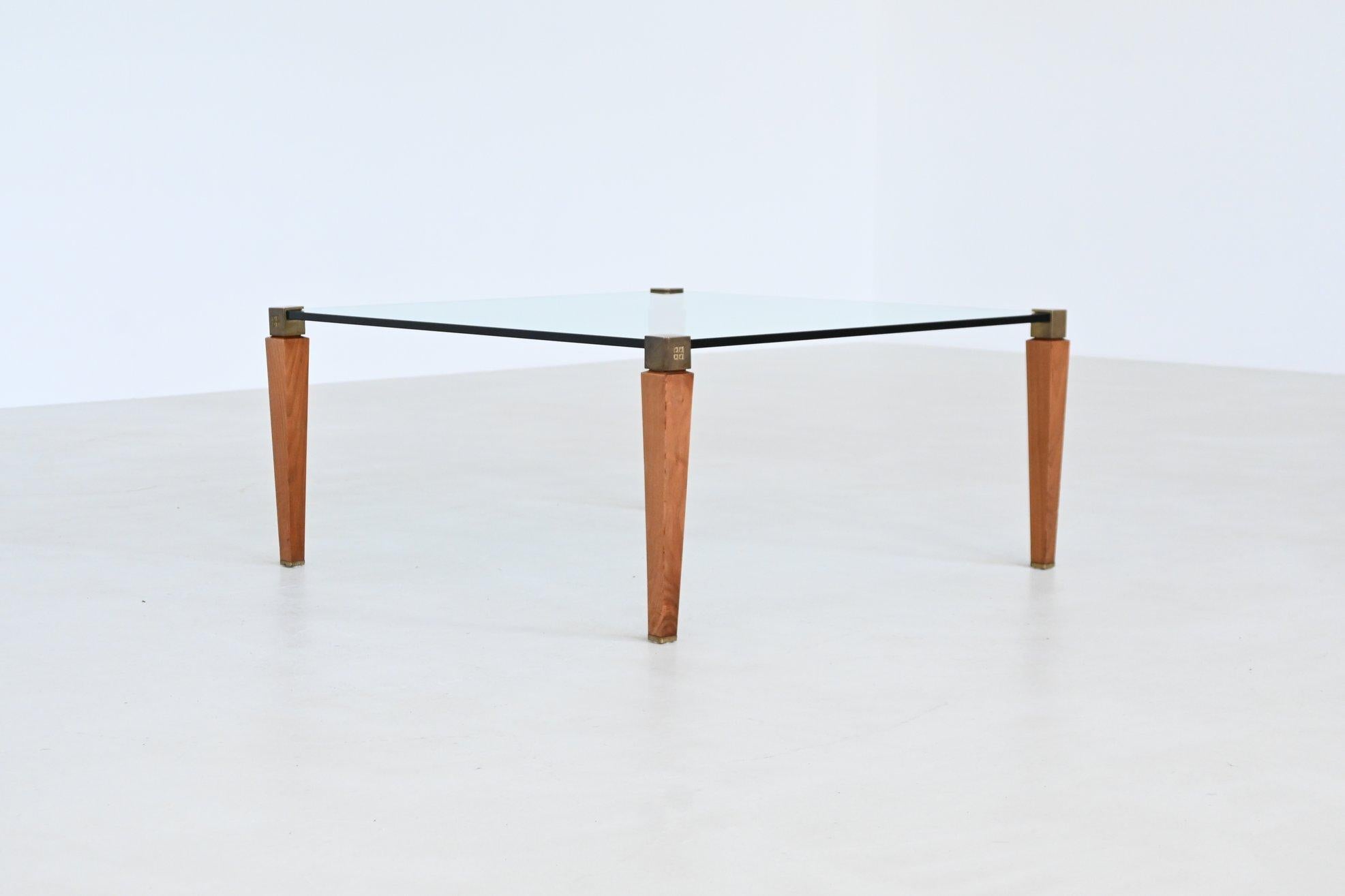 Excepcional mesa de centro cuadrada diseñada por Peter Ghyczy en Holanda en 1970. Ejemplo sorprendente de su innovadora filosofía de diseño, la mesa combina la claridad escultórica con una materialidad refinada, dando como resultado una pieza