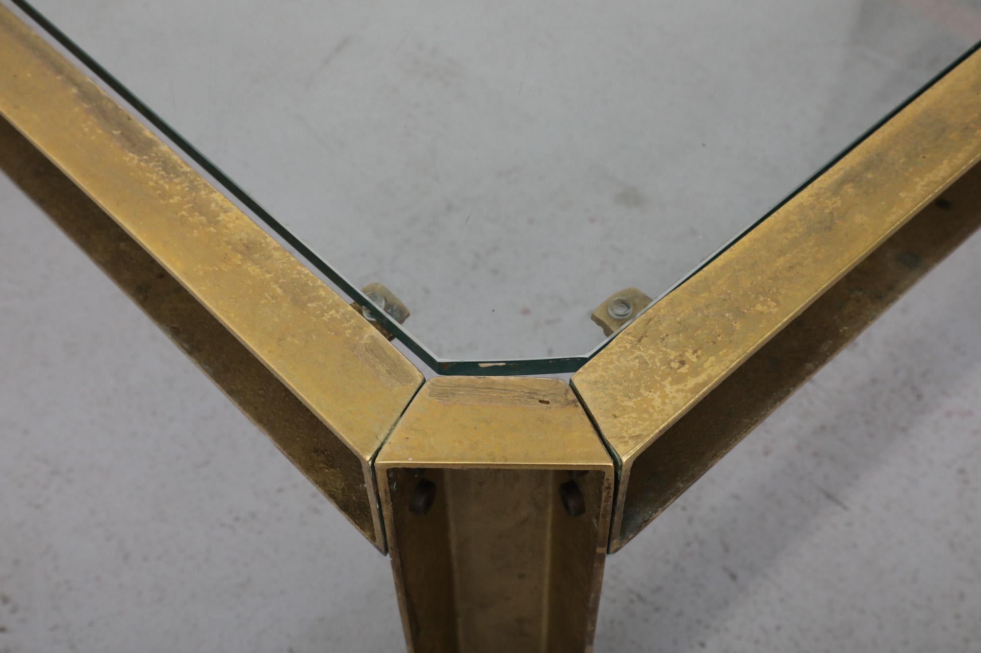 Table basse de style industriel T09 en laiton et verre Peter Ghyczy en vente 3