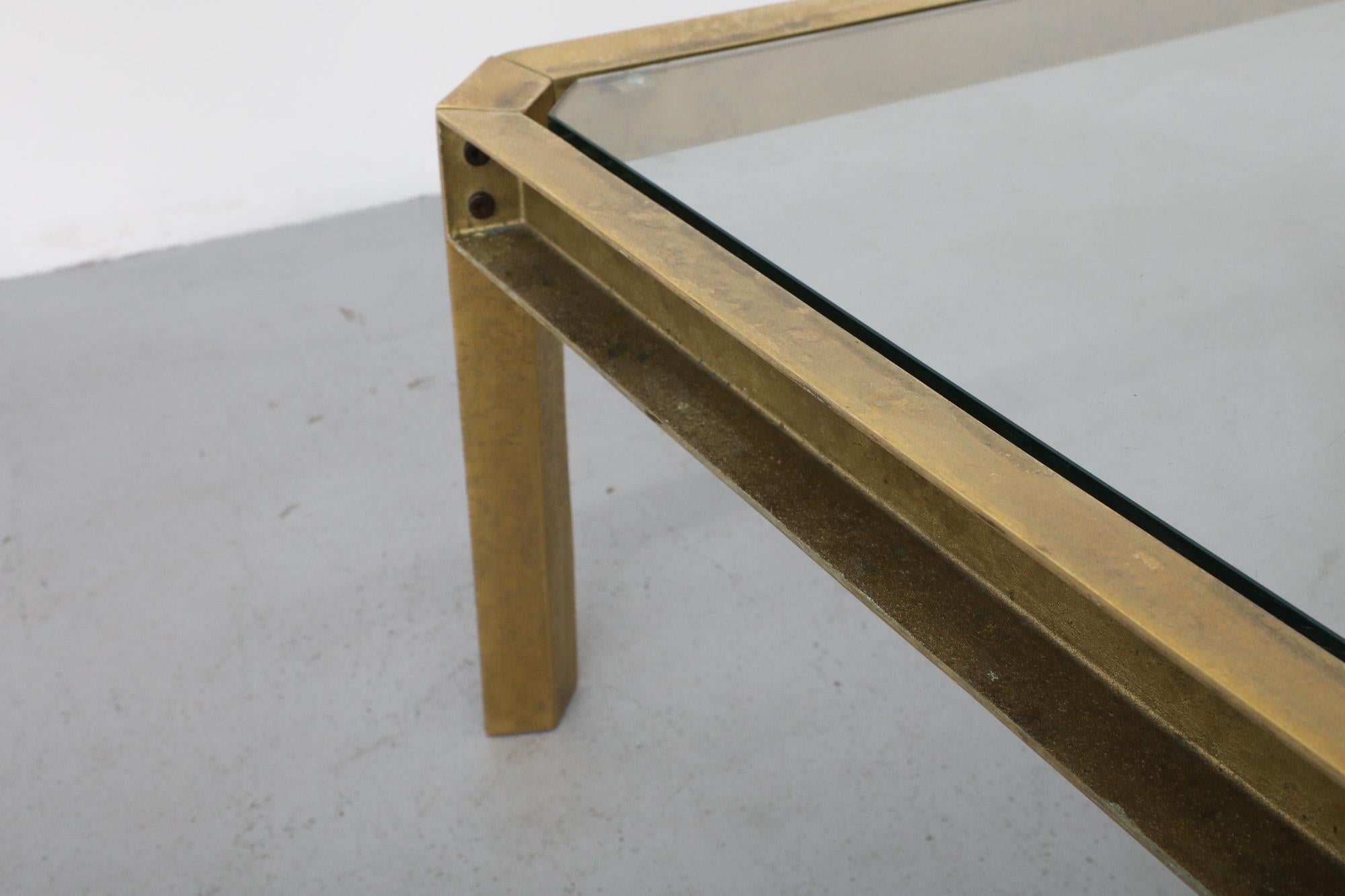 Table basse de style industriel T09 en laiton et verre Peter Ghyczy en vente 4