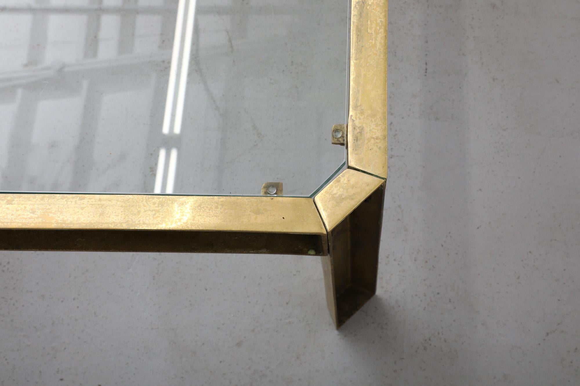 Table basse de style industriel T09 en laiton et verre Peter Ghyczy en vente 5