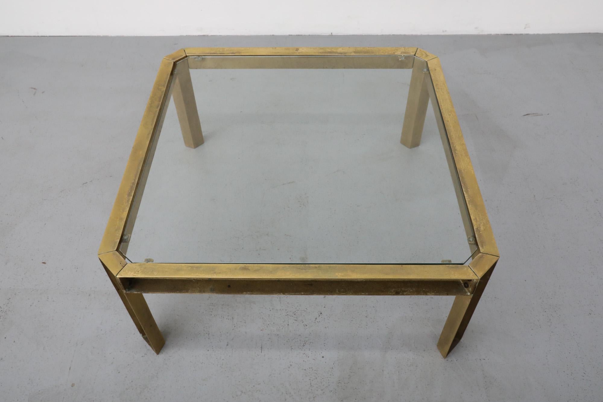 Table basse de style industriel T09 en laiton et verre Peter Ghyczy en vente 7