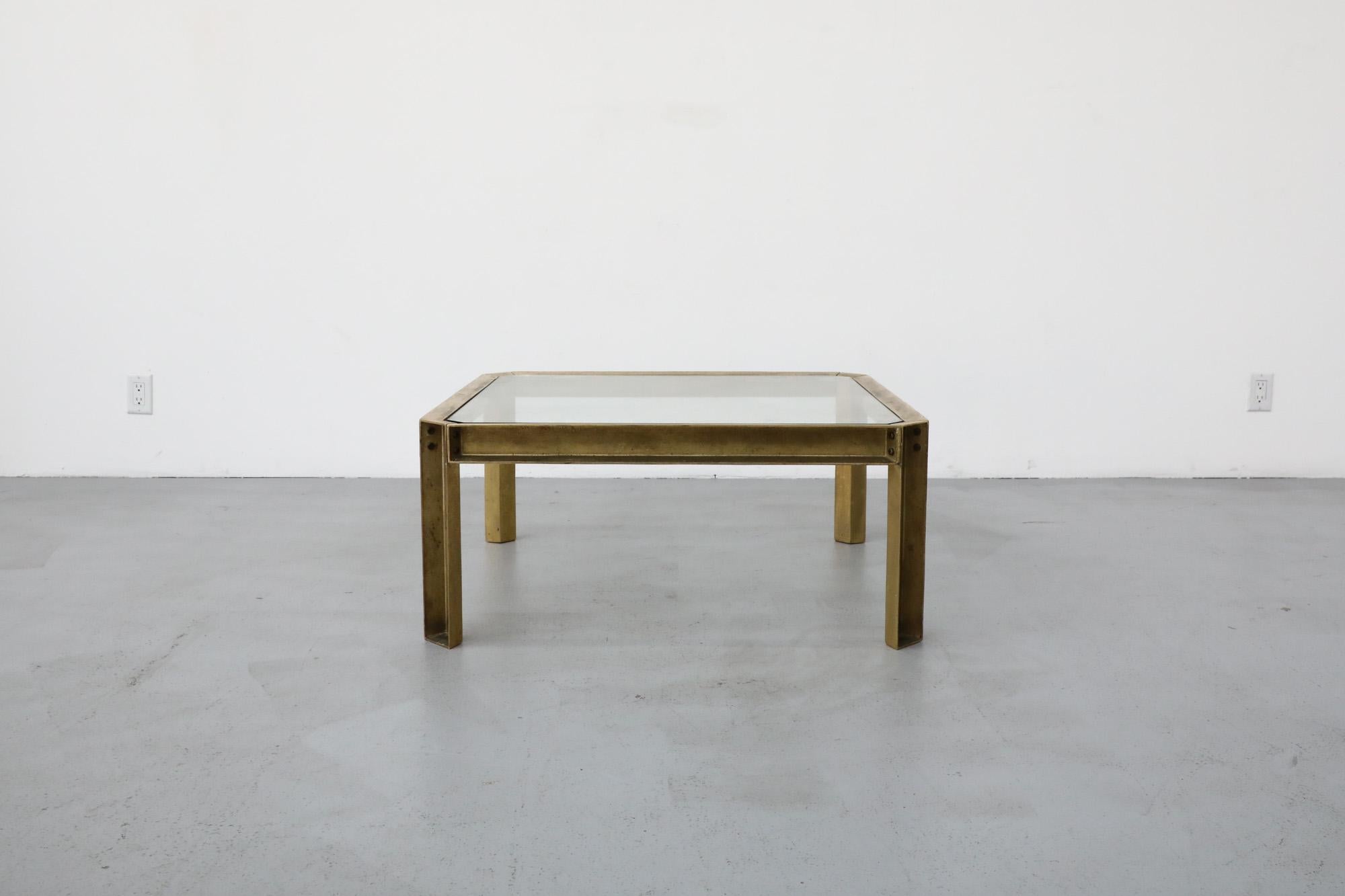 Table basse hollandaise du milieu du siècle dernier, en laiton et verre, des années 1970, par le célèbre designer Peter Ghyczy. Ghyczy a étudié l'architecture avec une formation en design industriel à l'université polytechnique d'Aix-la-Chapelle, et