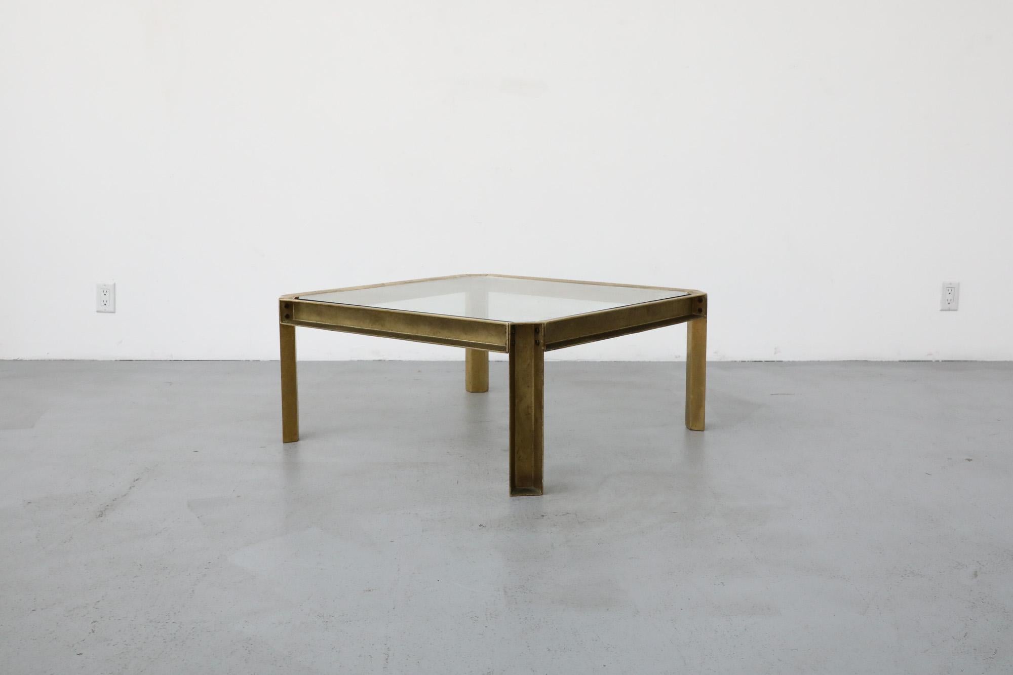 Mid-Century Modern Table basse de style industriel T09 en laiton et verre Peter Ghyczy en vente