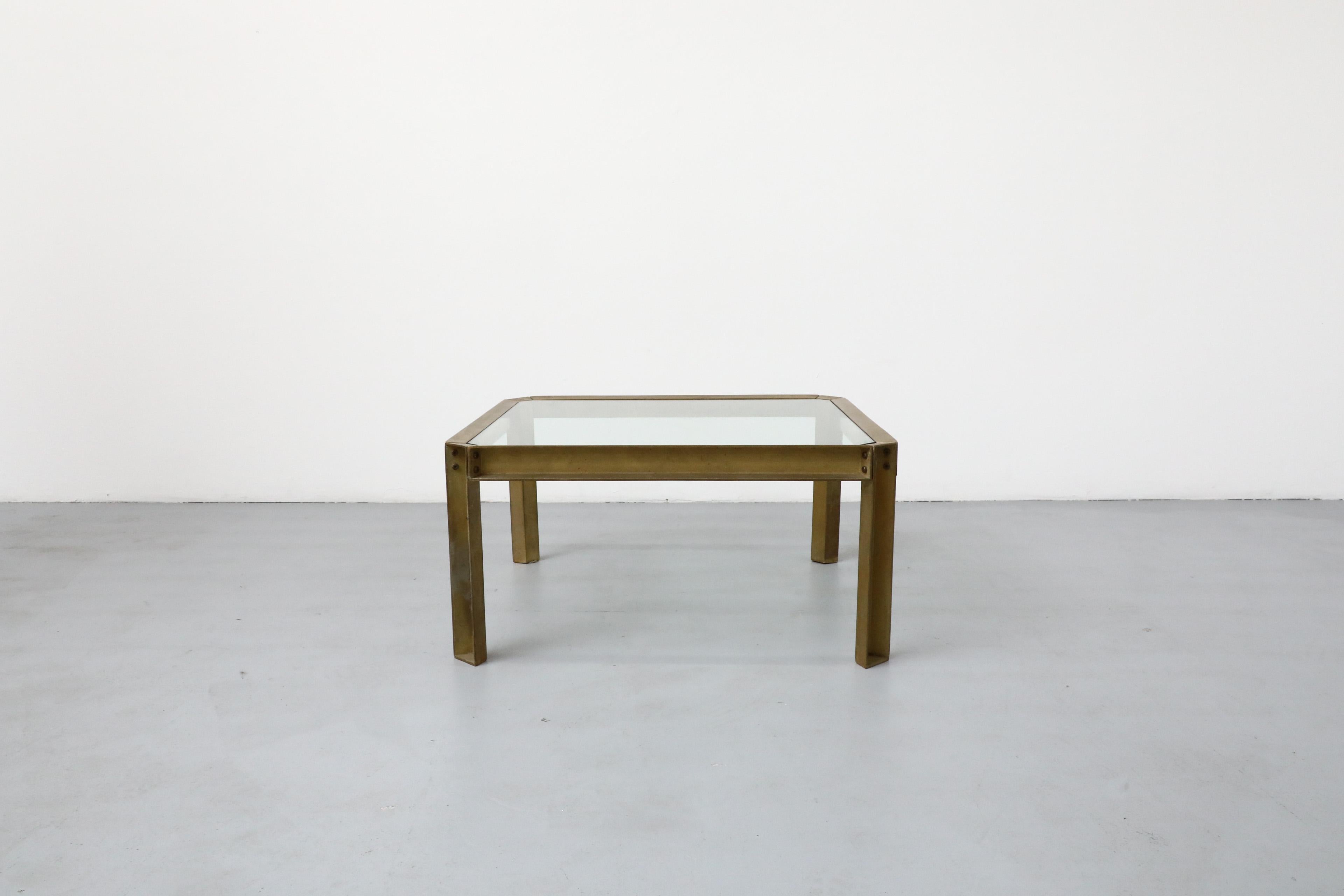 Peter Ghyczy T09 Couchtisch aus Messing und Glas im Industriestil (Industriell) im Angebot