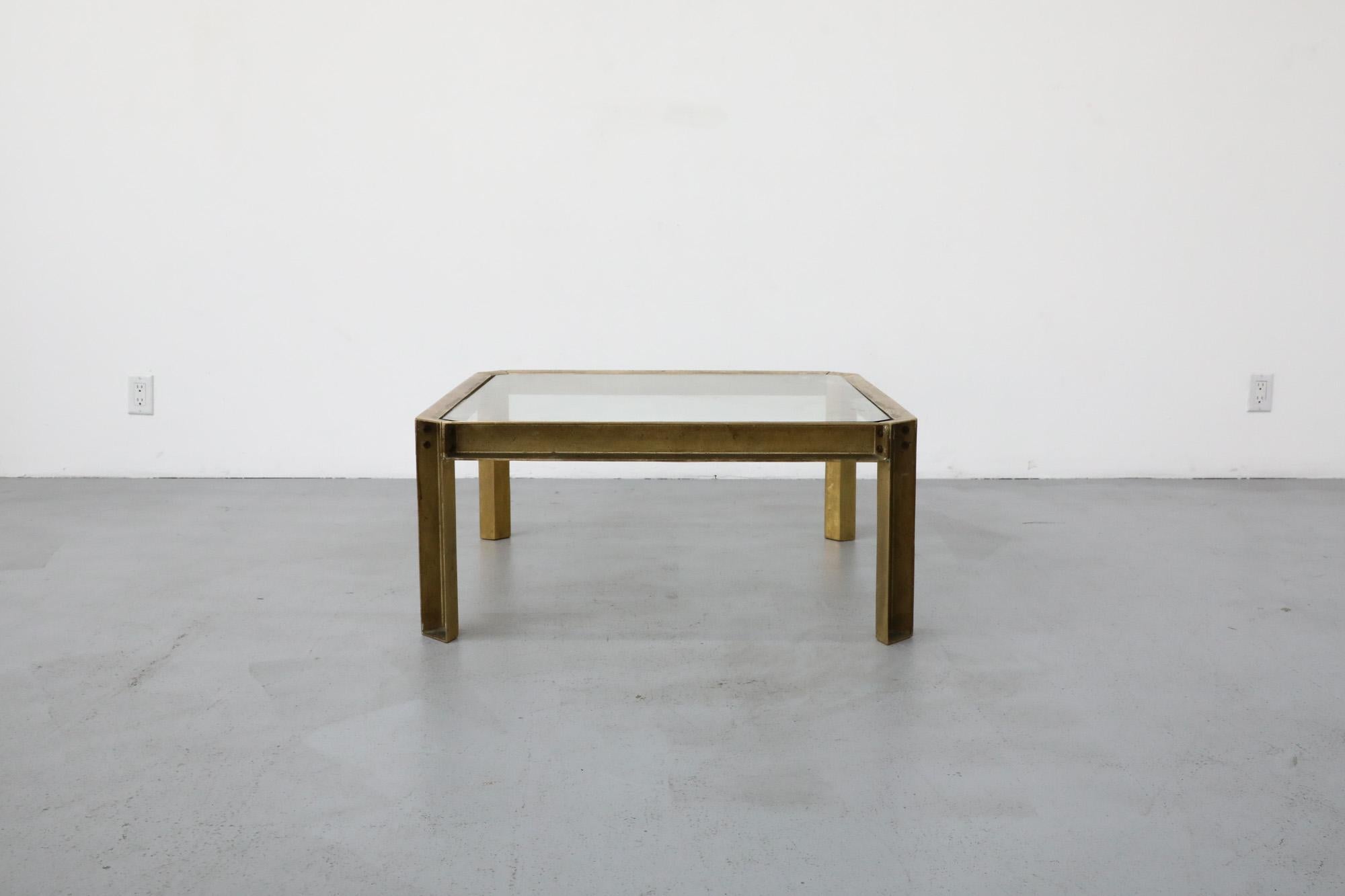 Néerlandais Table basse de style industriel T09 en laiton et verre Peter Ghyczy en vente