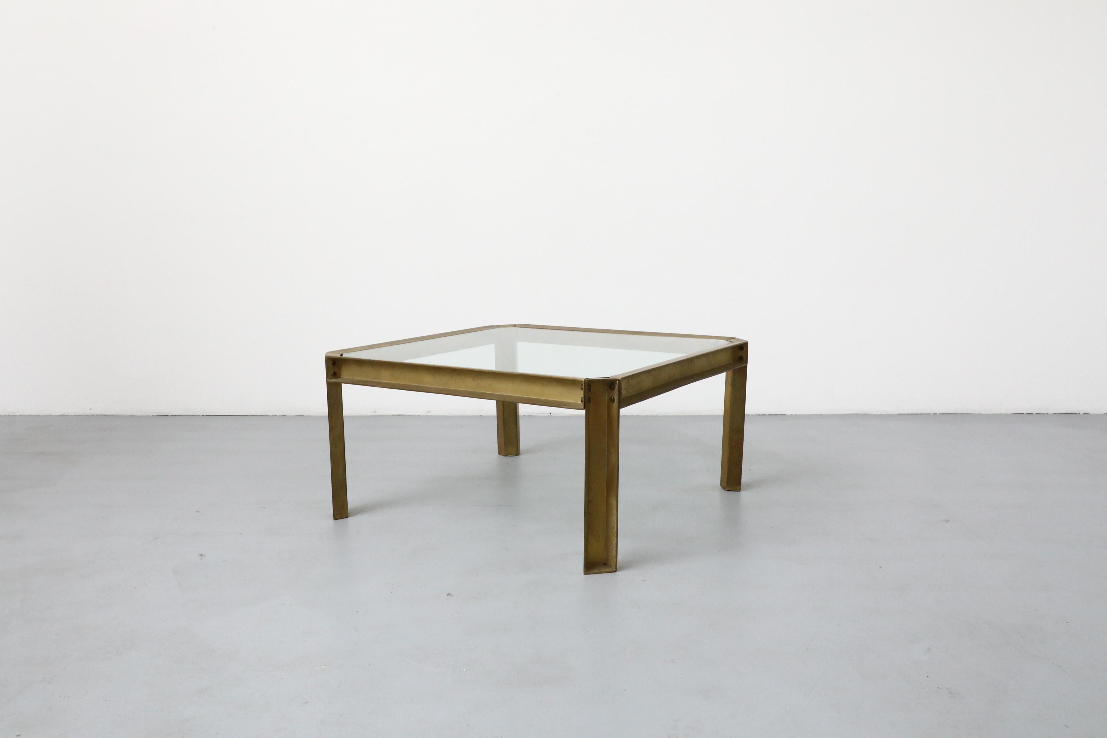 Peter Ghyczy T09 Couchtisch aus Messing und Glas im Industriestil (Niederländisch) im Angebot