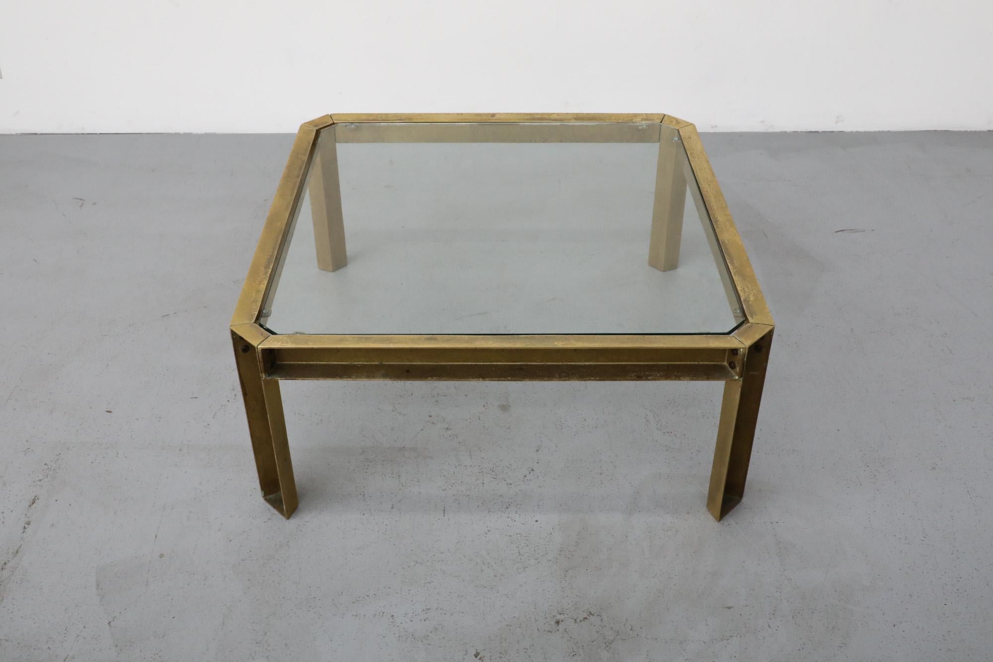 Table basse de style industriel T09 en laiton et verre Peter Ghyczy Bon état - En vente à Los Angeles, CA