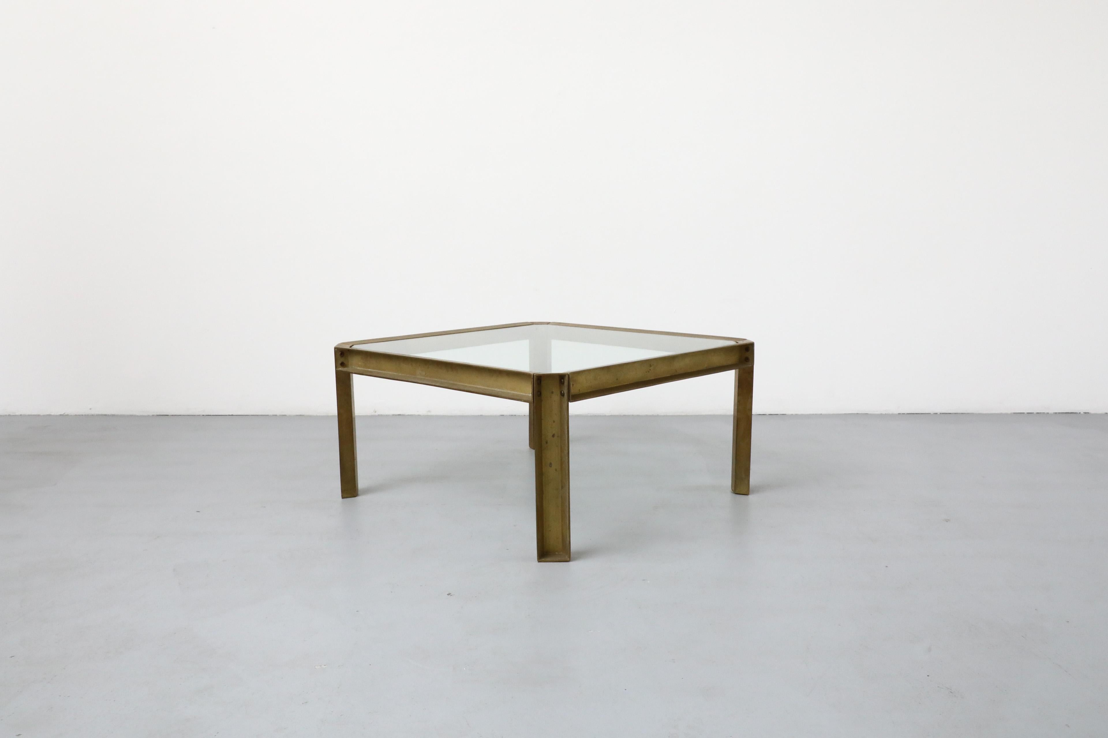 Peter Ghyczy T09 Couchtisch aus Messing und Glas im Industriestil (20. Jahrhundert) im Angebot