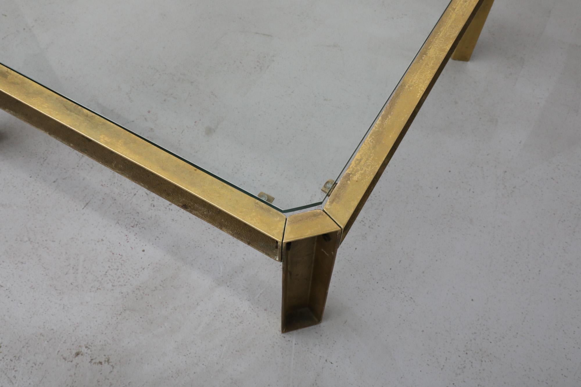 Laiton Table basse de style industriel T09 en laiton et verre Peter Ghyczy en vente
