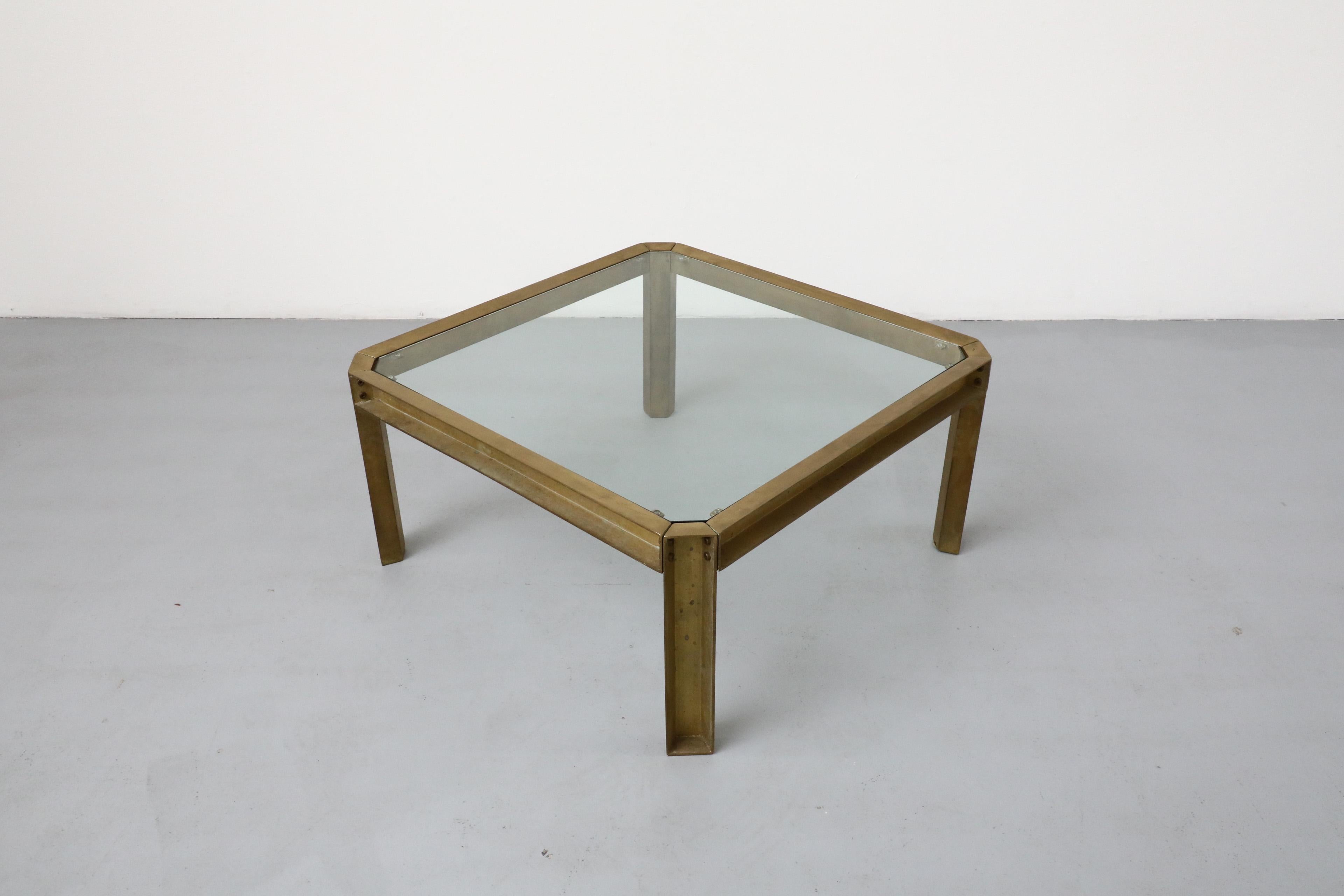 Peter Ghyczy T09 Couchtisch aus Messing und Glas im Industriestil im Angebot 1