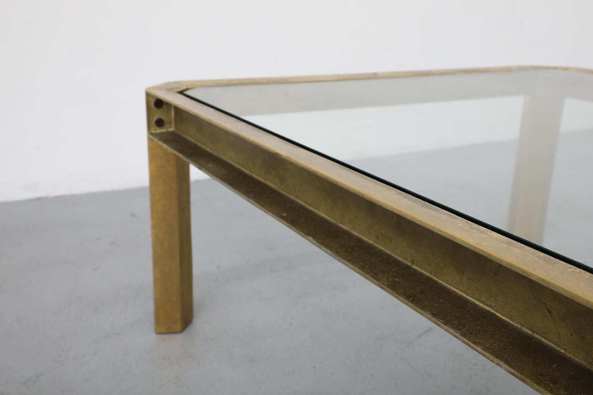Table basse de style industriel T09 en laiton et verre Peter Ghyczy en vente 2