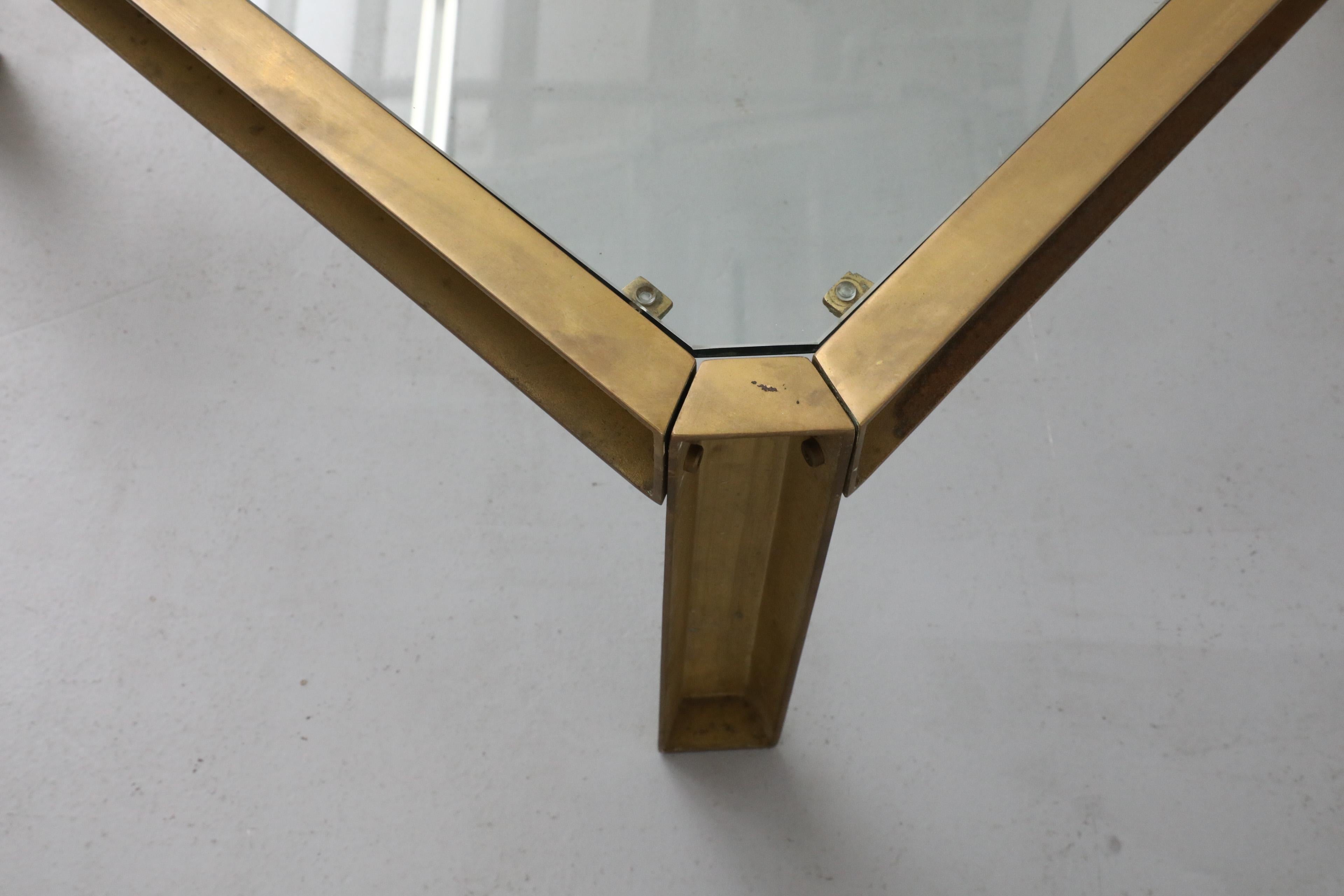 Peter Ghyczy T09 Couchtisch aus Messing und Glas im Industriestil im Angebot 3