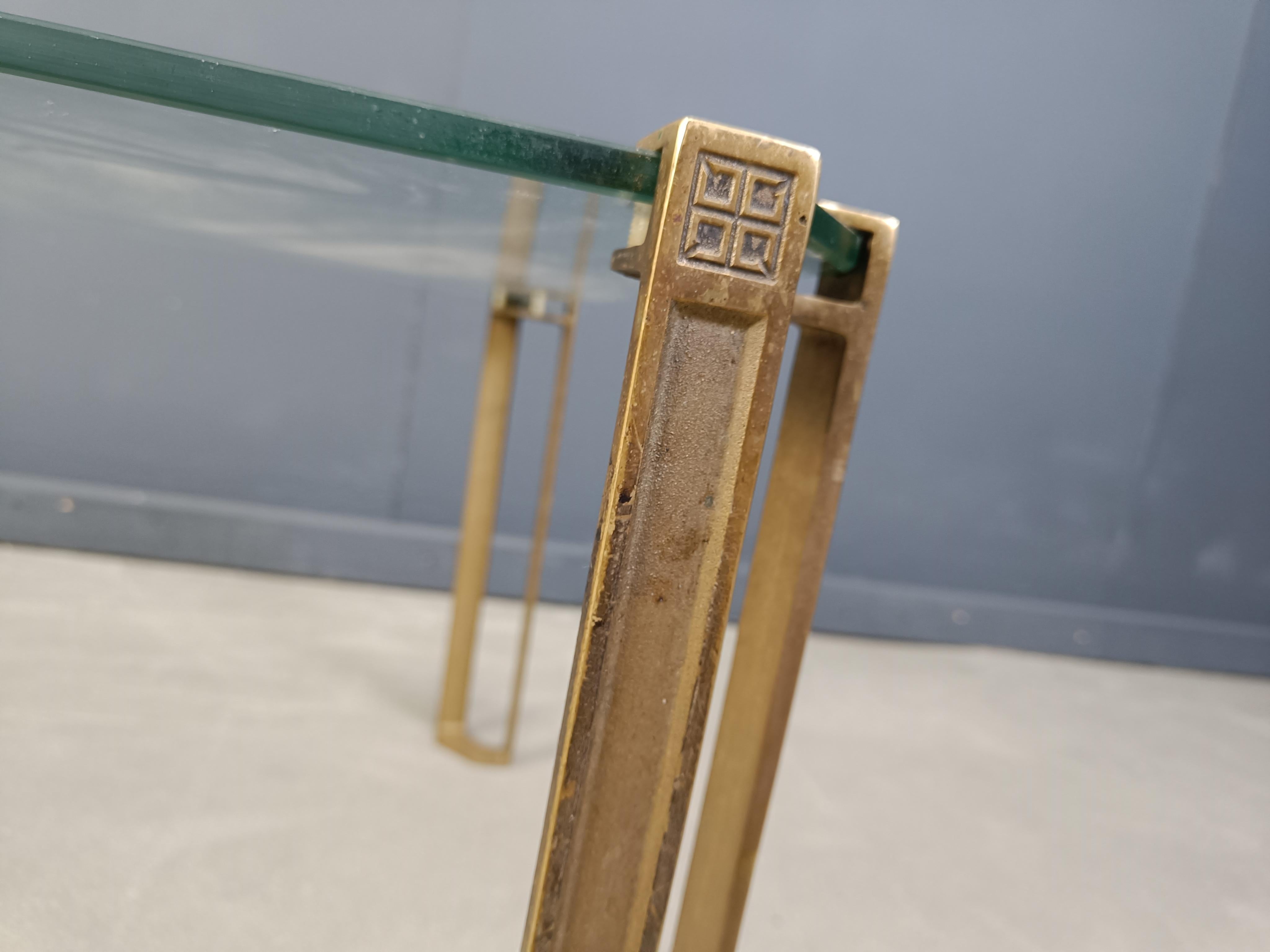 T24 Pioneer rectangular coffee table made from cast brass legs designed by Peter Ghyczy.

Beautiful design featuring his pioneering casting techniques and way of suspending glass and metal. 

1970s - Netherlands

Good condition

Height: 45cm
Width: