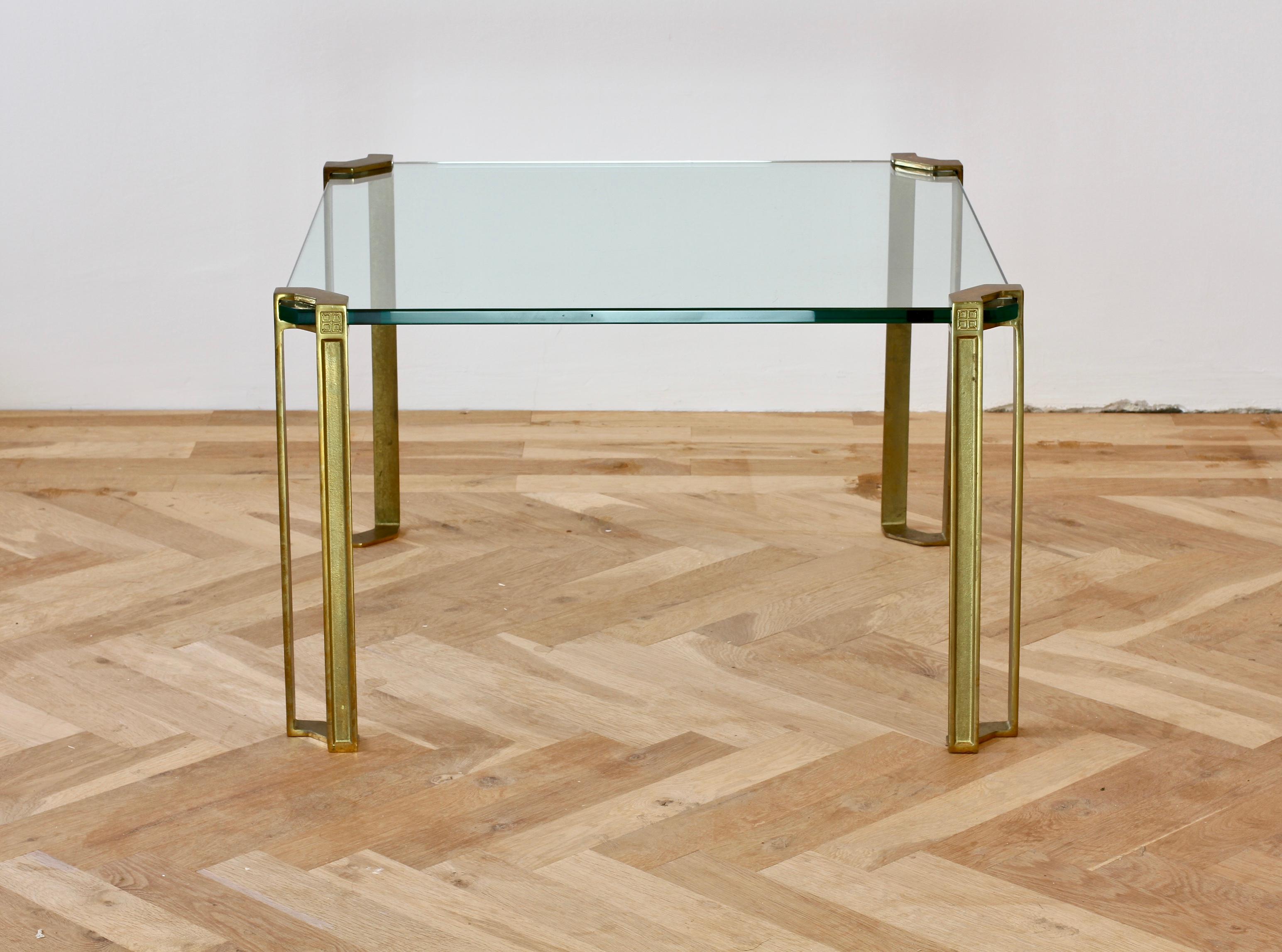 Mid-Century Modern Table basse ou d'appoint carrée en verre pionnier et laiton coulé Peter Ghyczy T24, 1970 en vente