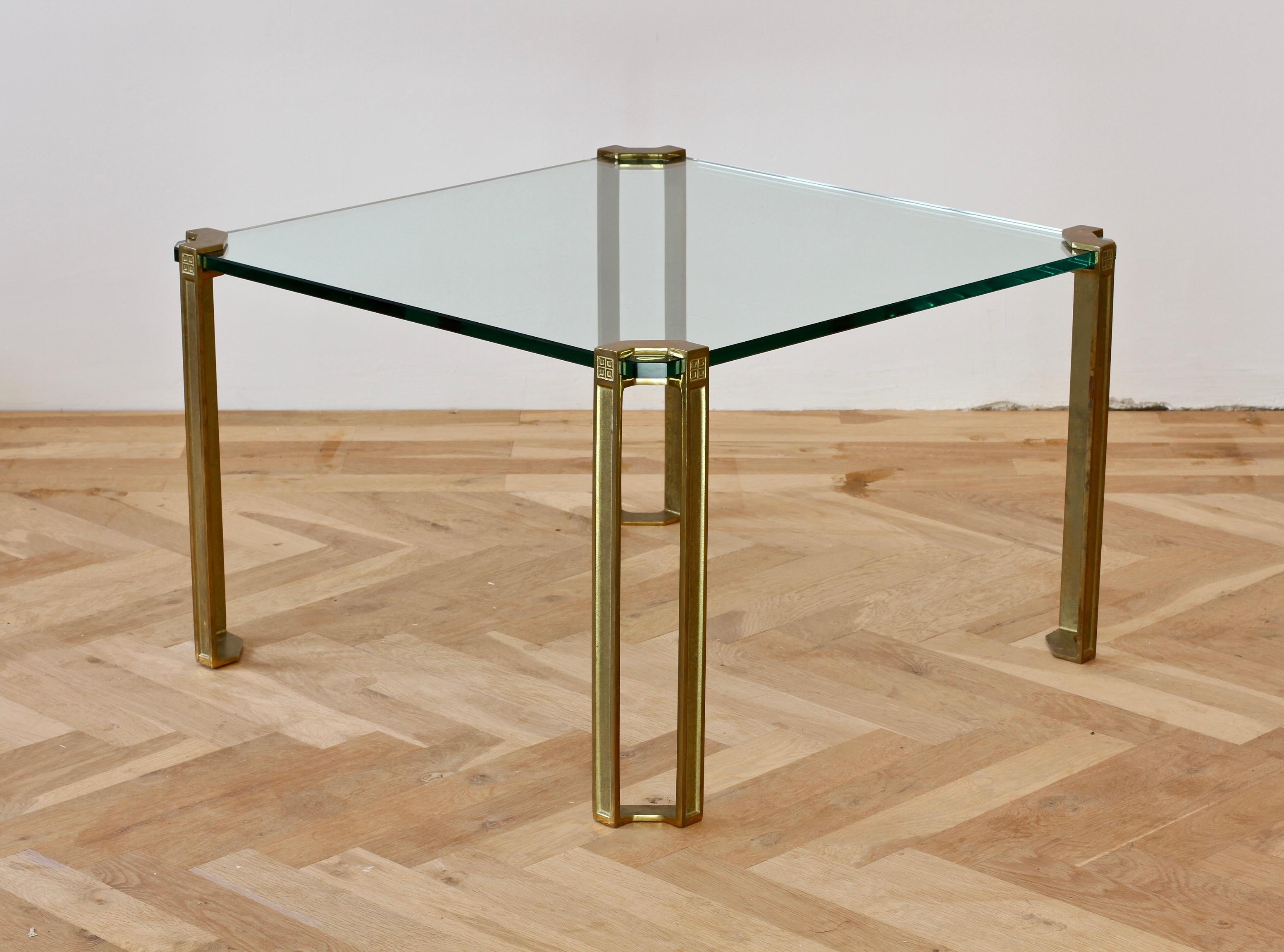 Moulage Table basse ou d'appoint carrée en verre pionnier et laiton coulé Peter Ghyczy T24, 1970 en vente