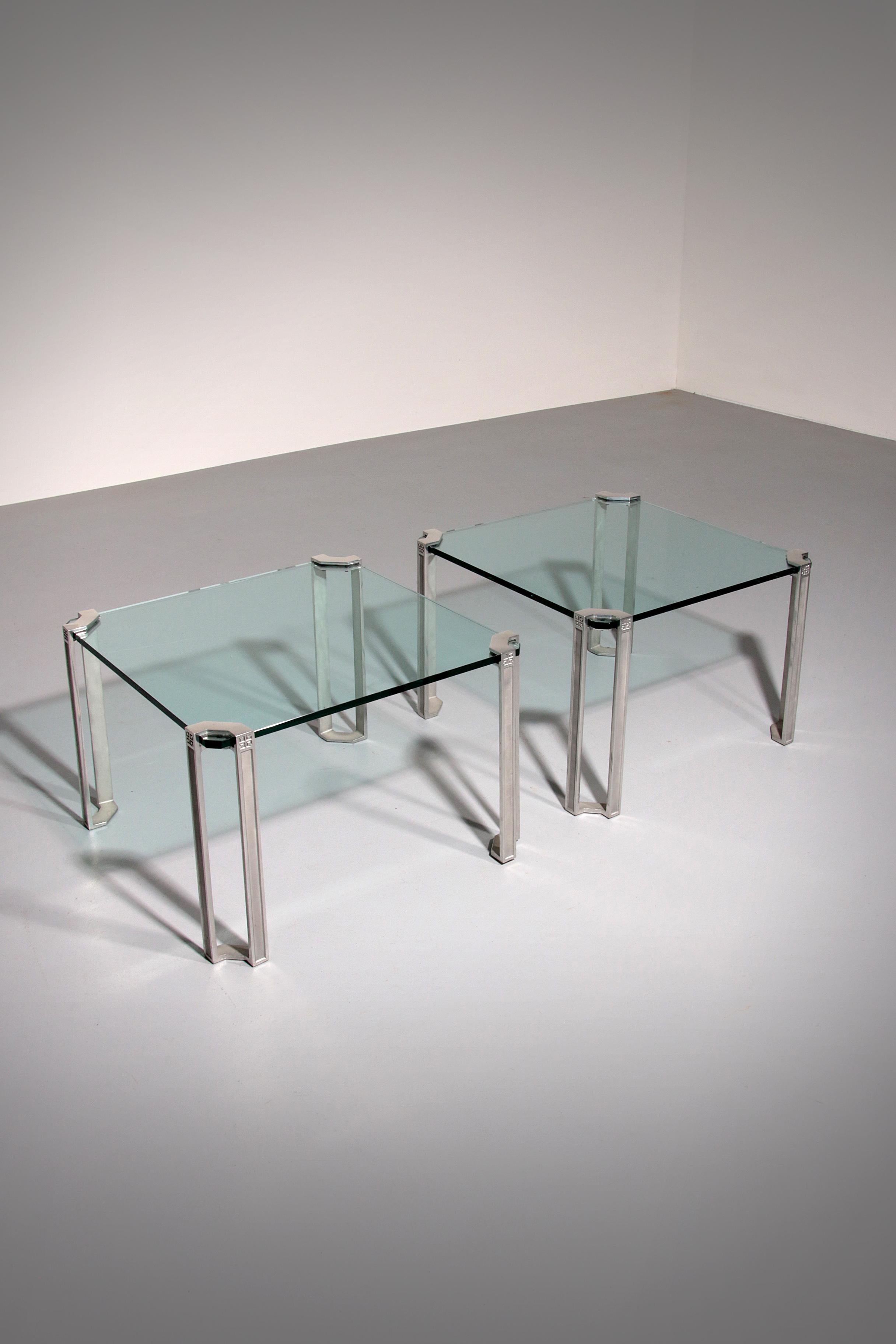 Adéntrate en el mundo del diseño icónico de los años 70 con el juego de mesa Peter Ghyczy T24. Estas mesas vintage son más que muebles: son una declaración de arte y artesanía. Diseñadas por el renombrado Peter Ghyczy, cada mesa presenta unas