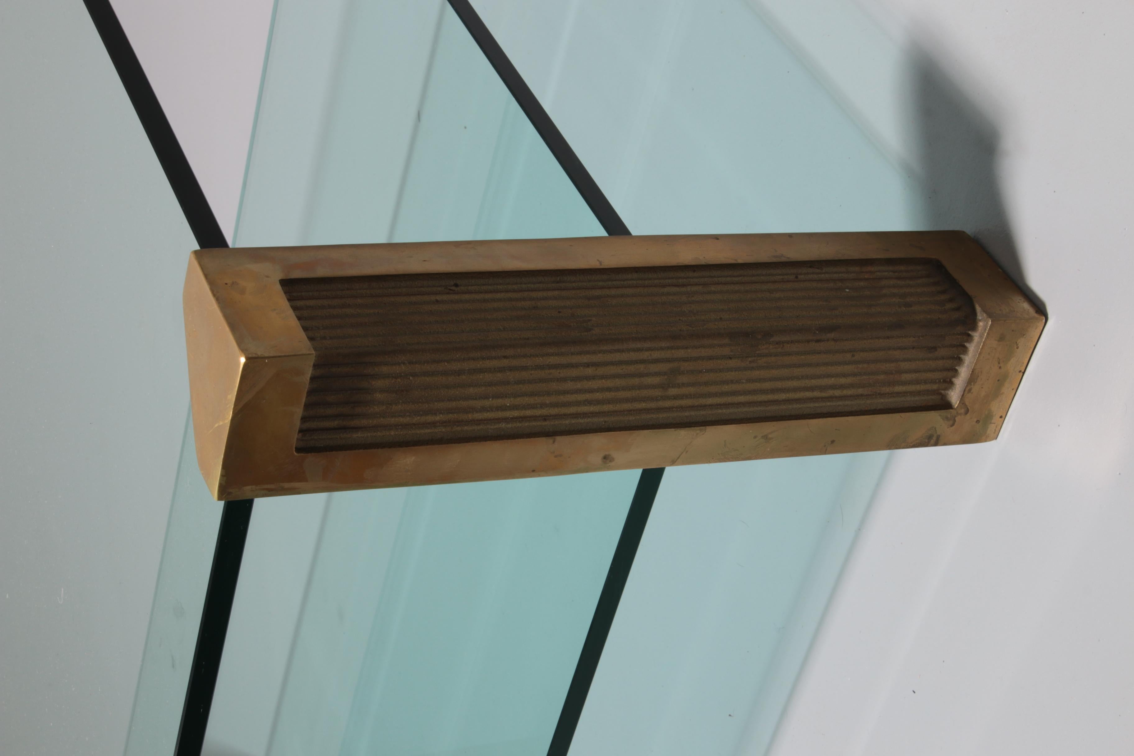 Découvrez l'élégance intemporelle de la table basse T14D, une création authentique du célèbre designer hongrois Peter Ghyczy datant des années 1970. Cette table basse allie l'artisanat à un style unique, caractérisé par des pieds originaux en bronze