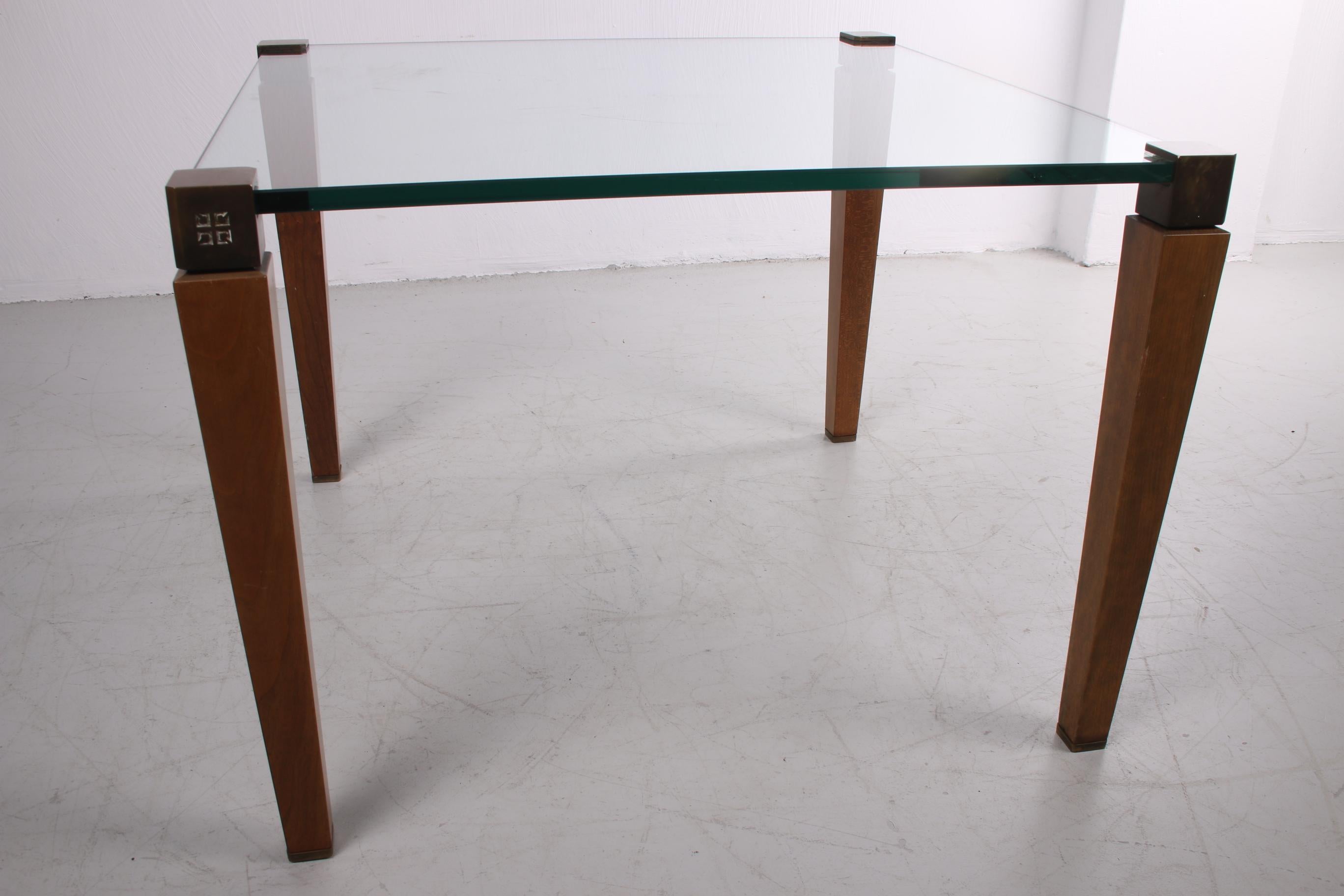 Brutalisme Table basse Peter Ghyzcy avec pieds en bois Modèle T56/2 en vente