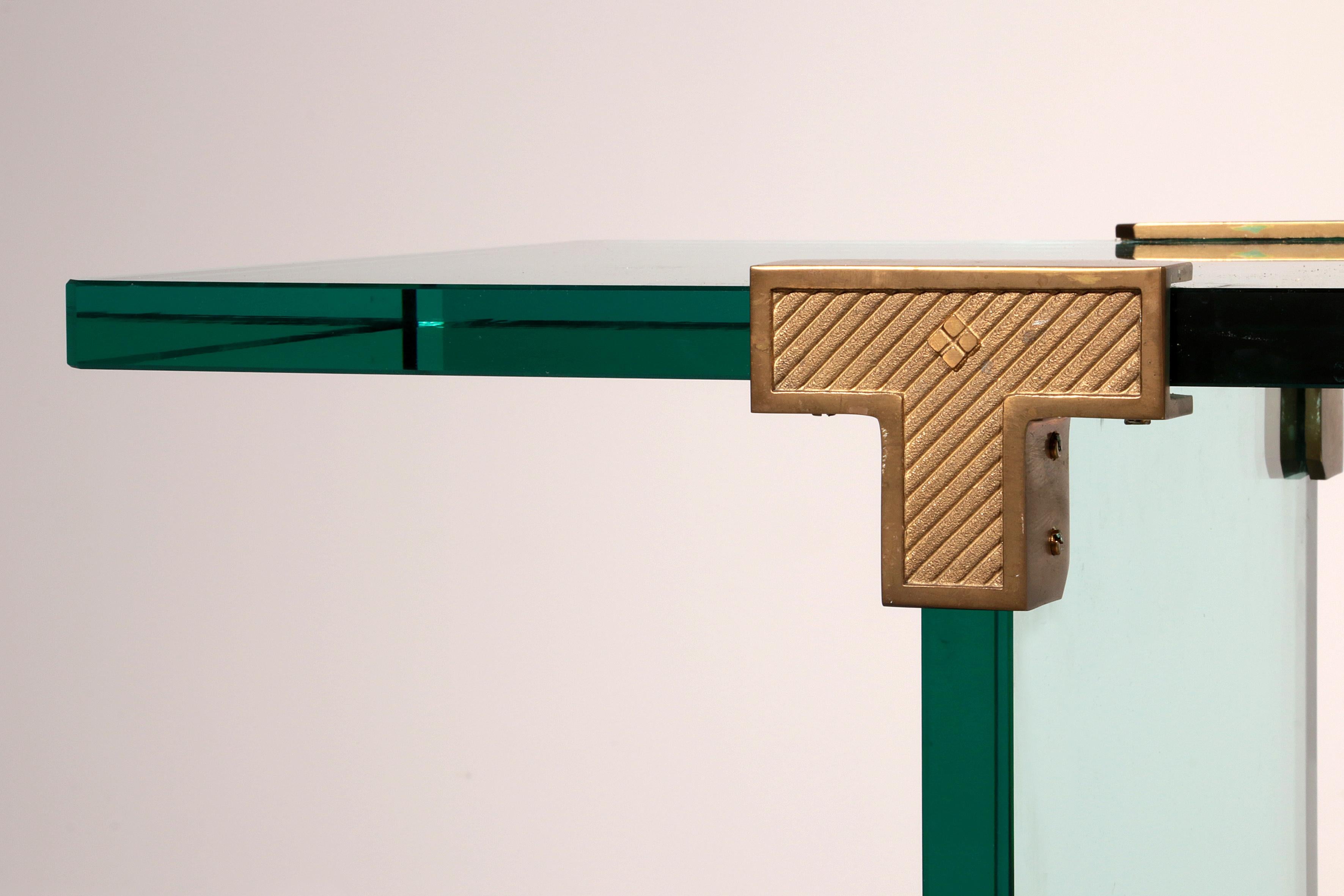 Table d'appoint Model No No 30 en verre massif 1960 de Peters Ghyzcy en vente 3