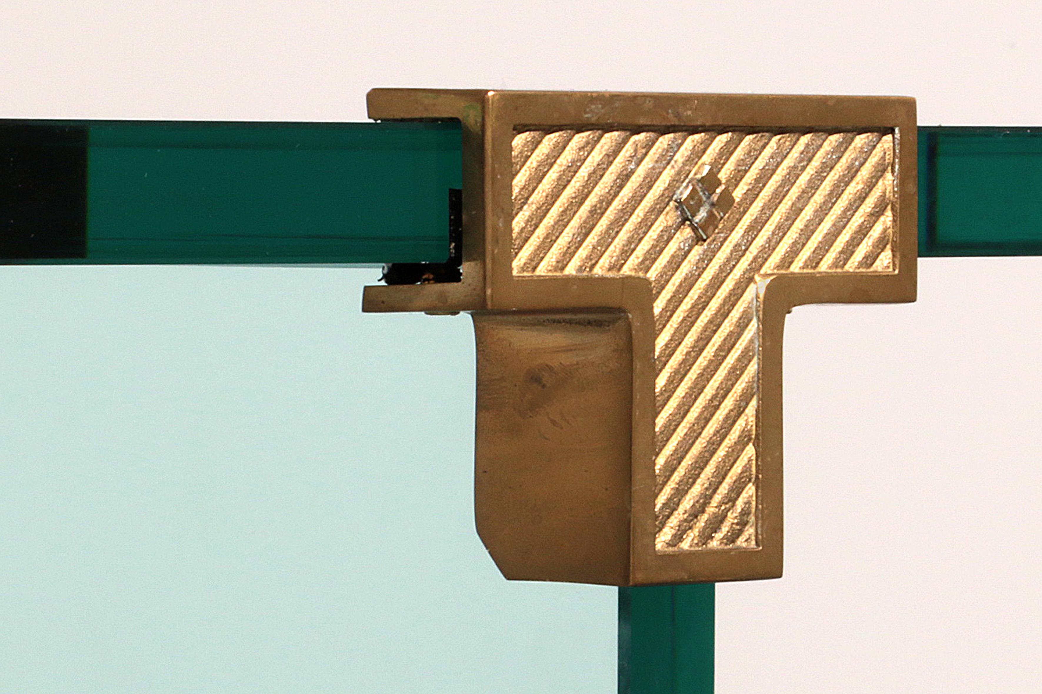 Table d'appoint Model No No 30 en verre massif 1960 de Peters Ghyzcy en vente 5