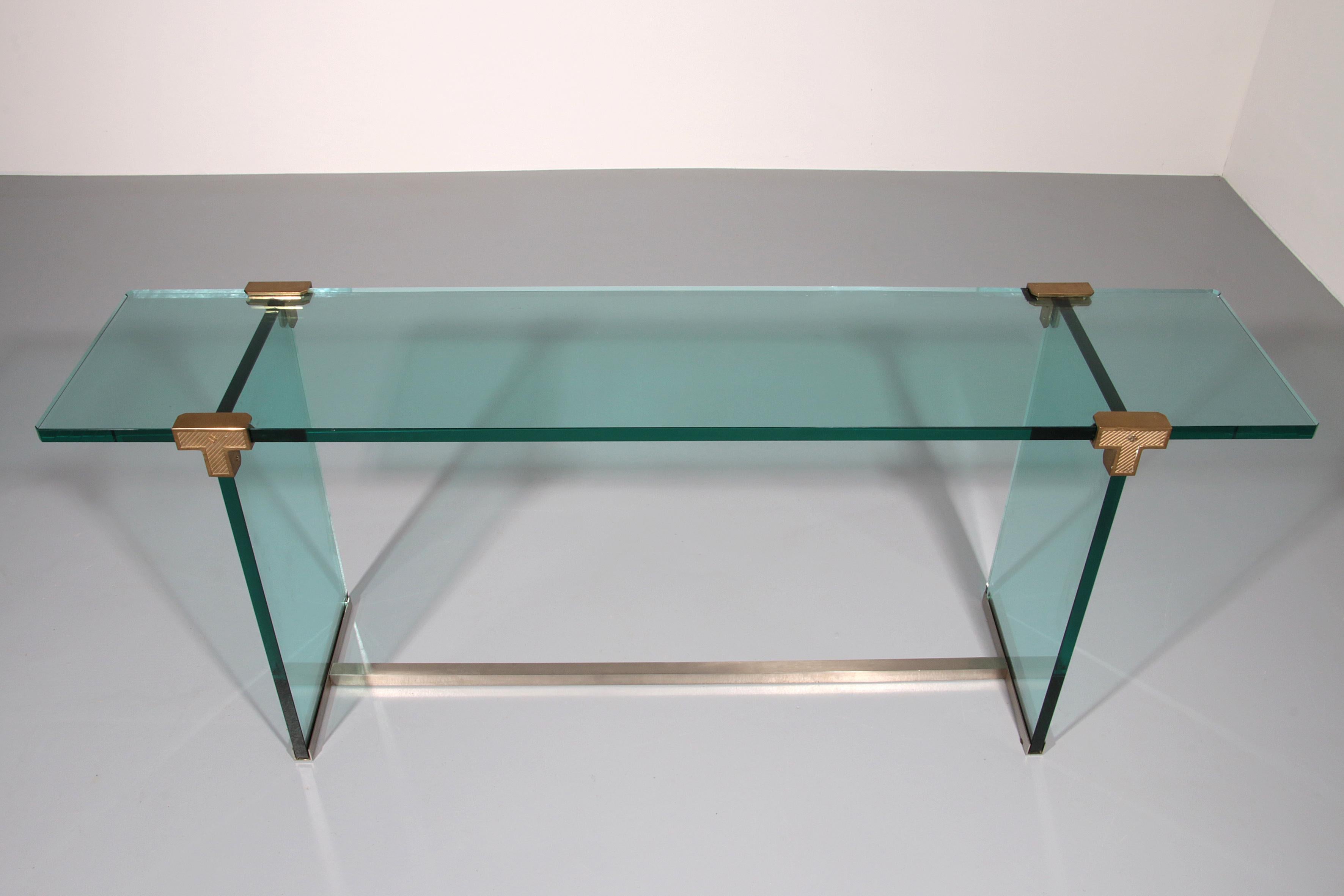 Peter Ghyzcy Beistelltisch Model No. T30 massiv Glas 1960 (Messing) im Angebot