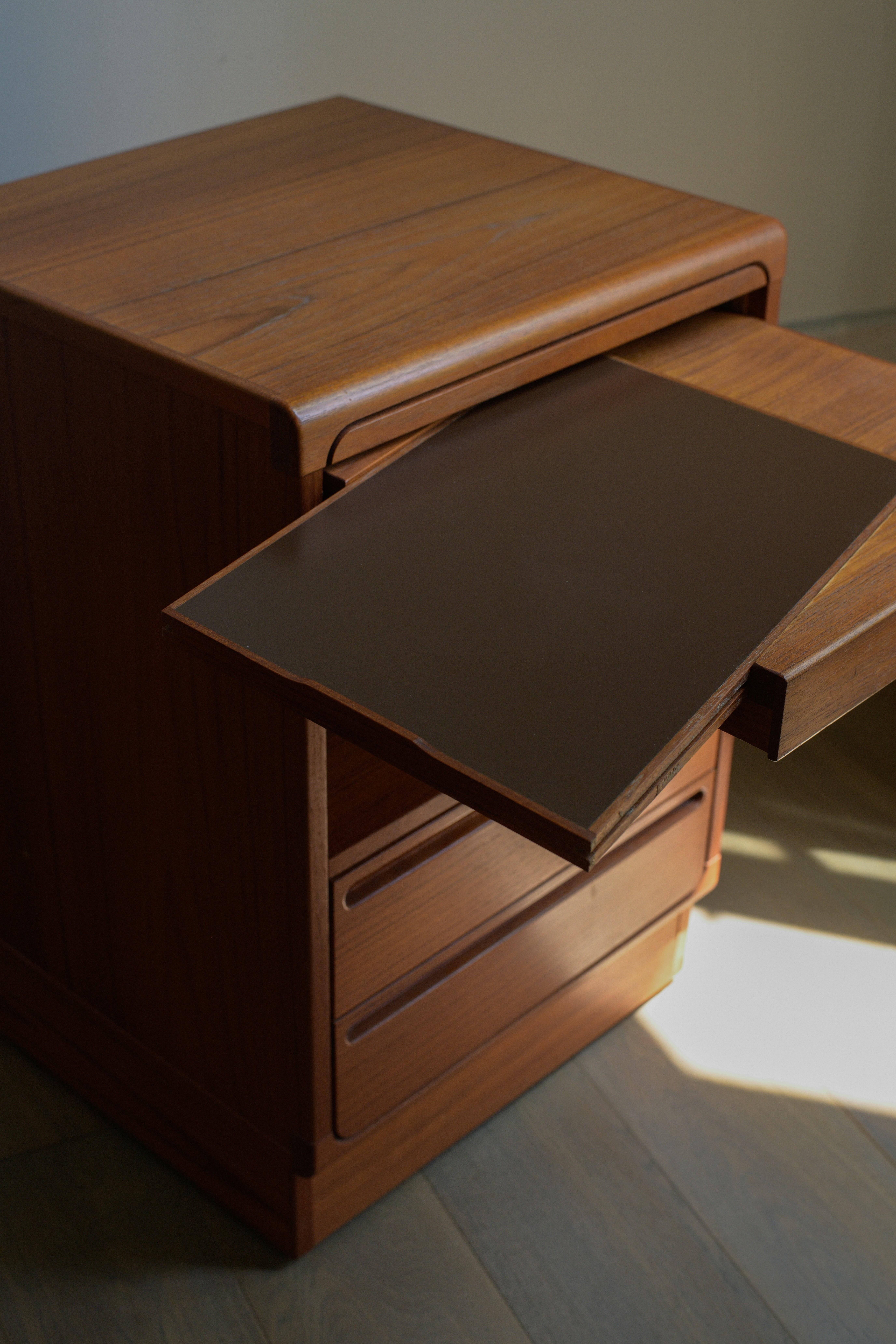 Danois Peter Graves Sorensen for Torring Design tête de lit et tables de nuit grand format en vente