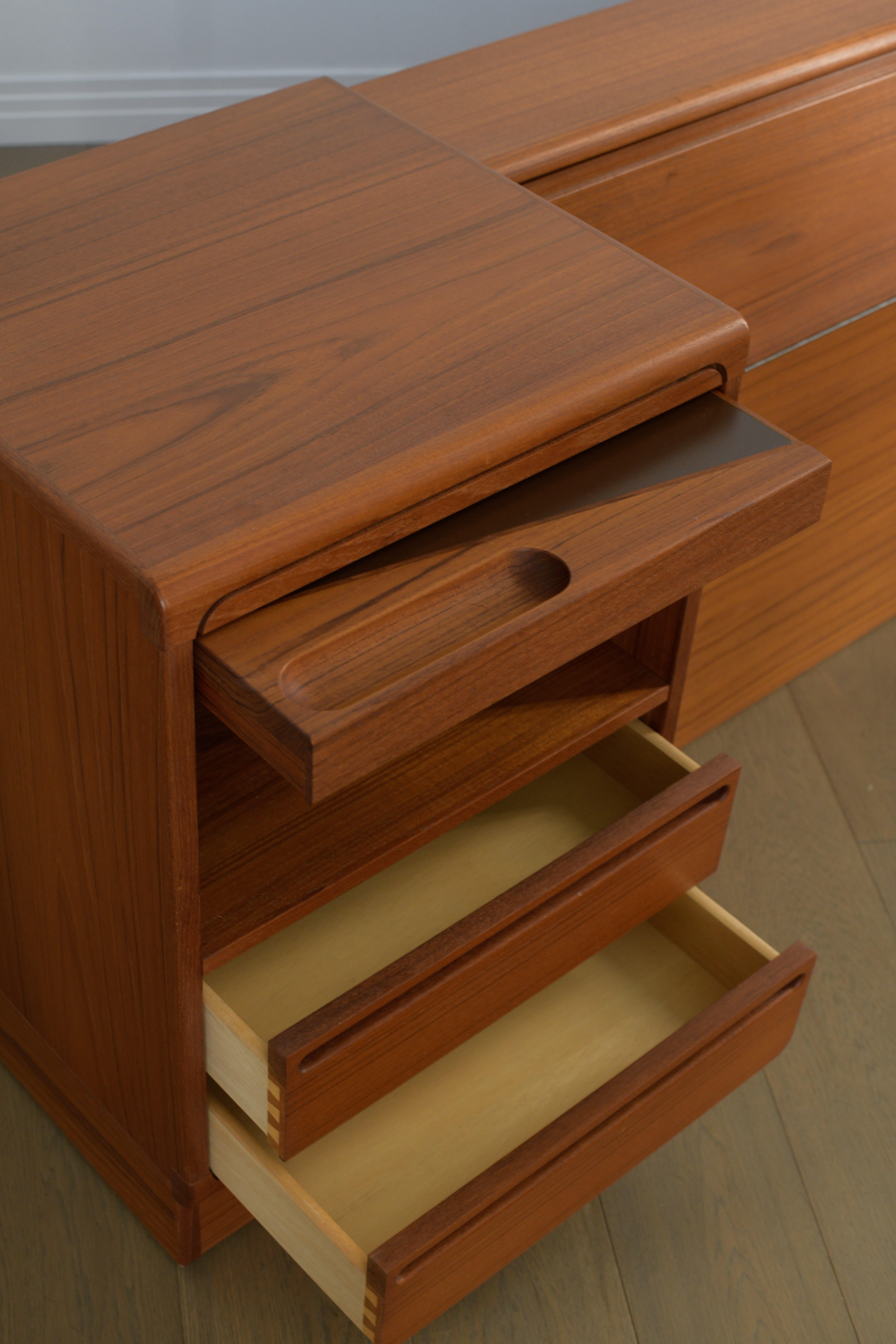 Peter Graves Sorensen for Torring Design tête de lit et tables de nuit grand format en vente 1