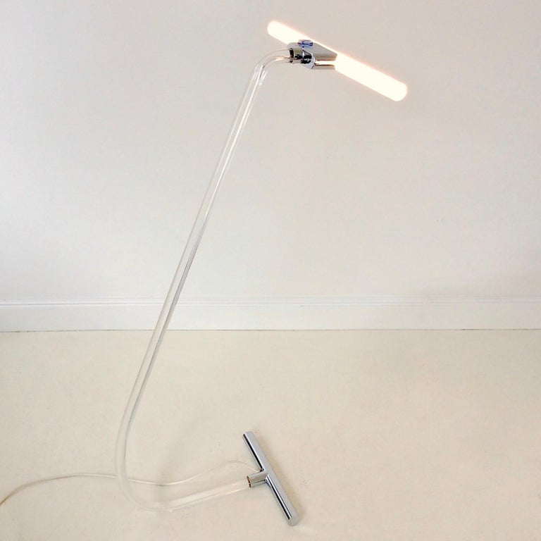 Rare Peter Hamburger floor lamp, Crylicord model for Knoll, circa 1970.
Lucite, chromed metal and neon bulb.
The switch on the chrome part supporting the bulb ( see photo 8).
Dimensions: 110 cm H, 50 cm W with the bulb, 40 cm D.
K (for Knoll )